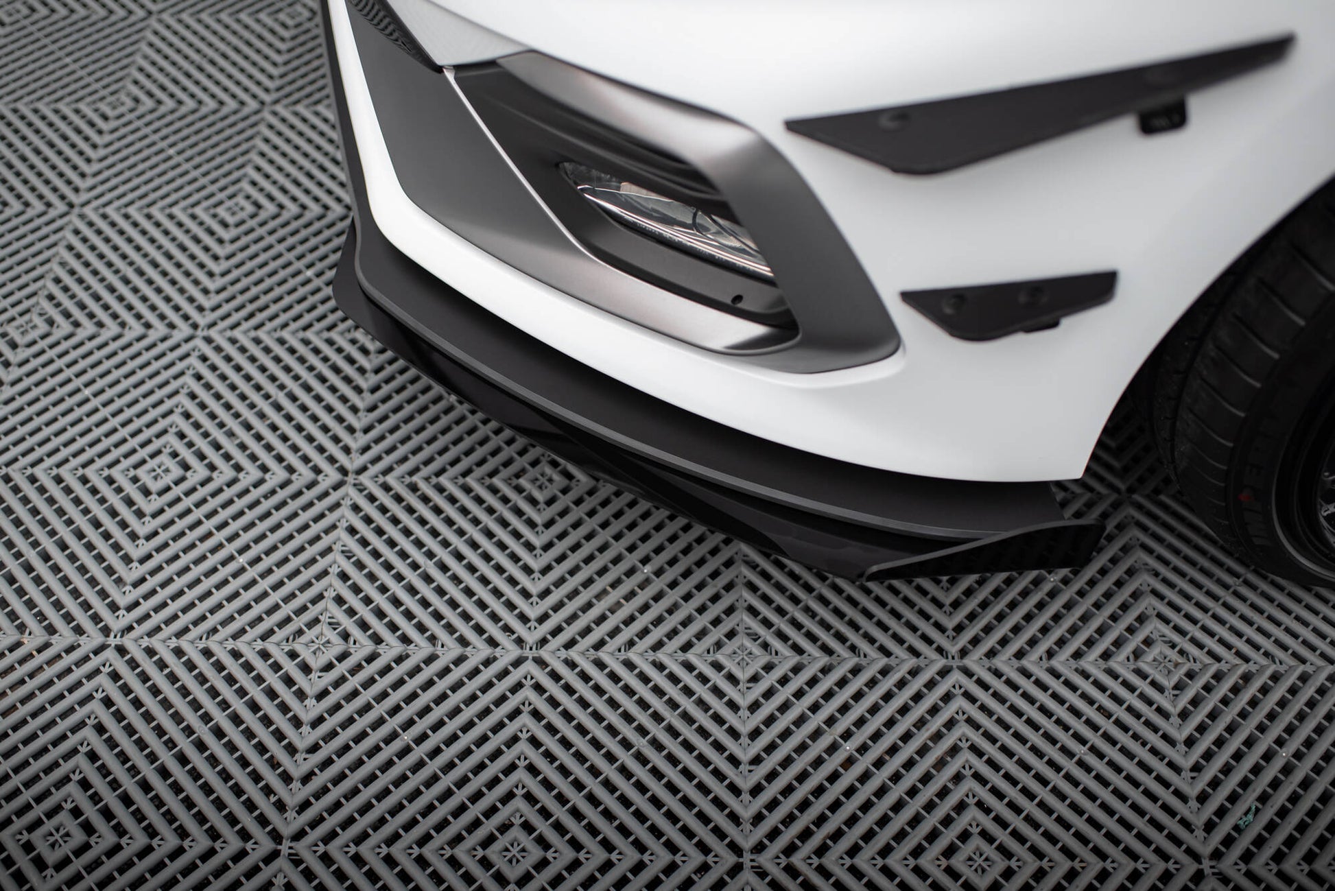 Street Pro Front Ansatz für für + Front Stoßstangen Racing Flaps passend für Ford Fiesta Mk8 ST / ST-Line schwarz Hochglanz