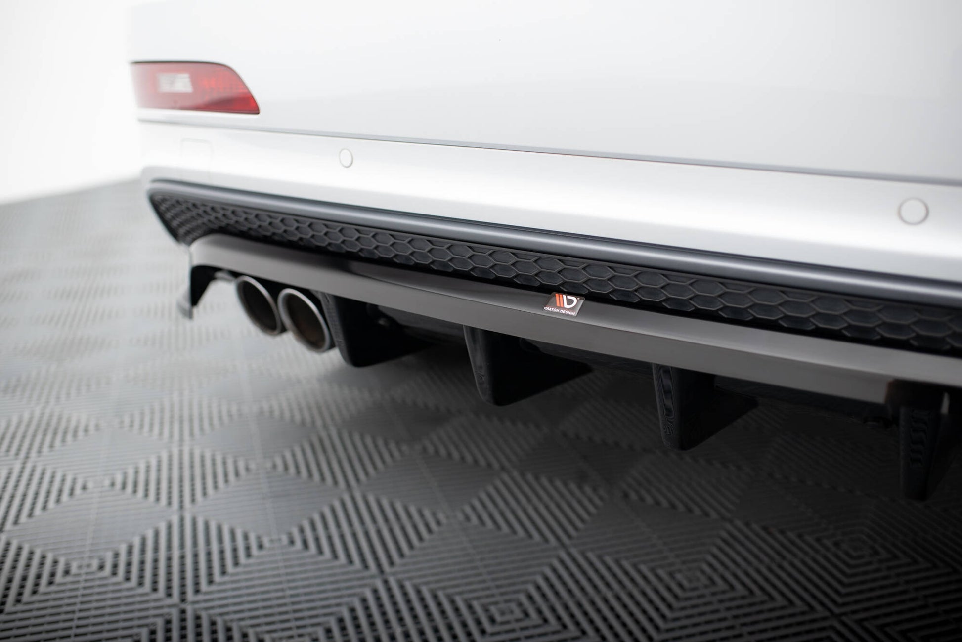 Mittlerer Cup Diffusor DTM Look Heck Ansatz für Audi Q3 S-line 8U schwarz Hochglanz