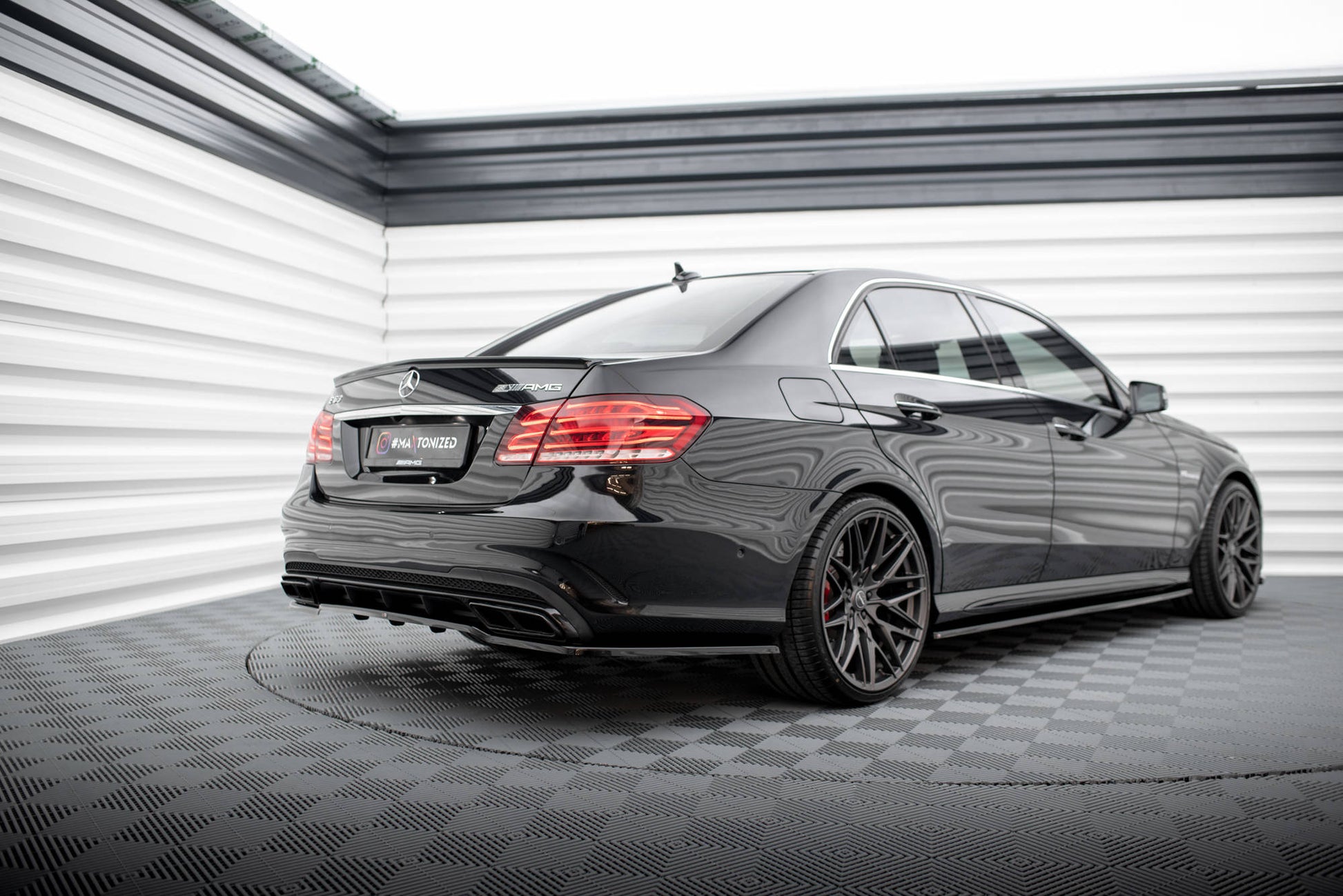 Mittlerer Diffusor Heck Ansatz DTM Look für Mercedes-Benz E63 AMG Limousine W212 Facelift Carbon Look