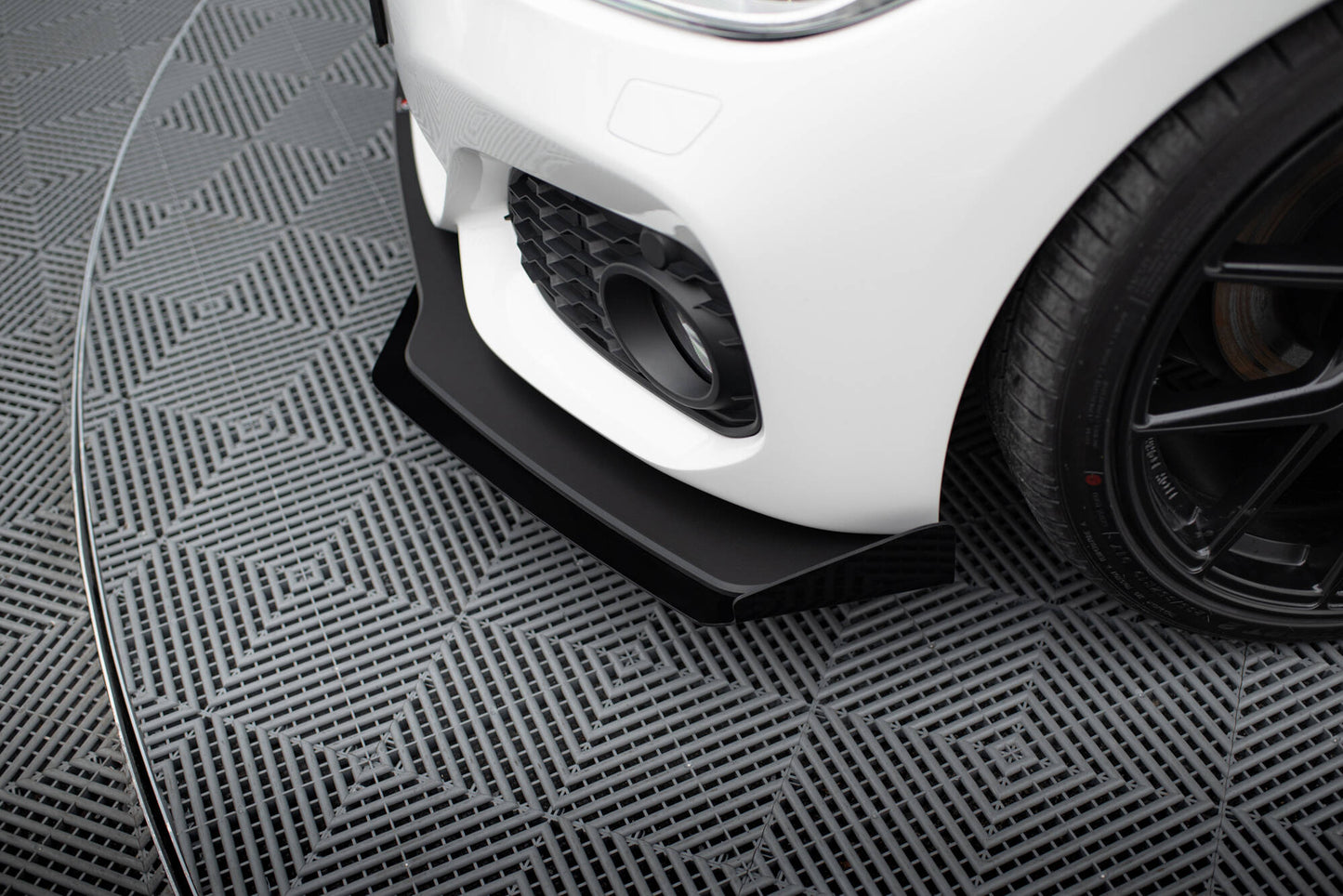 Street Pro Front Ansatz für V.3 +Flaps für BMW 1er F20 M-Paket Facelift / M140i  schwarz Hochglanz