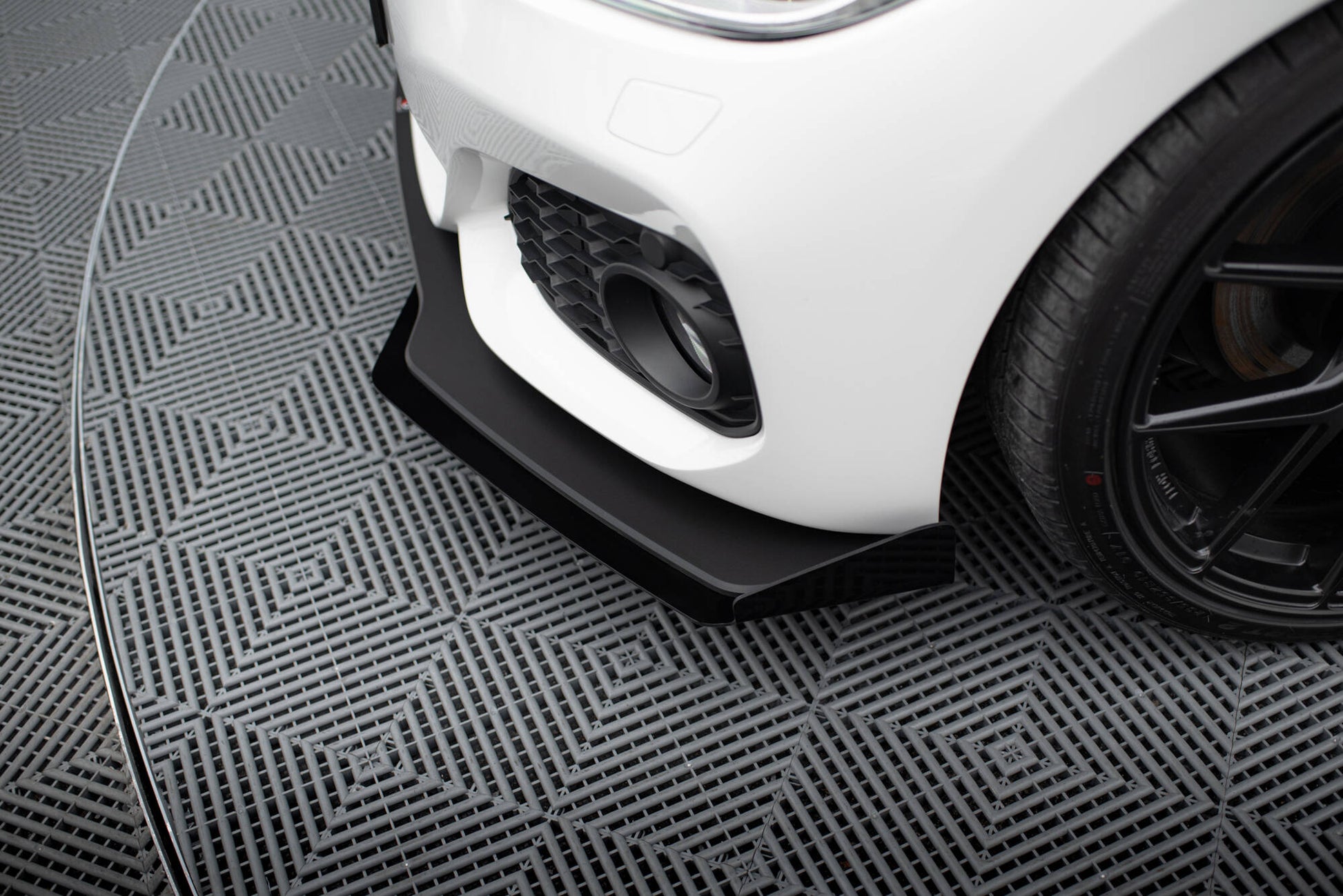Street Pro Front Ansatz für V.3 +Flaps für BMW 1er F20 M-Paket Facelift / M140i  schwarz Hochglanz