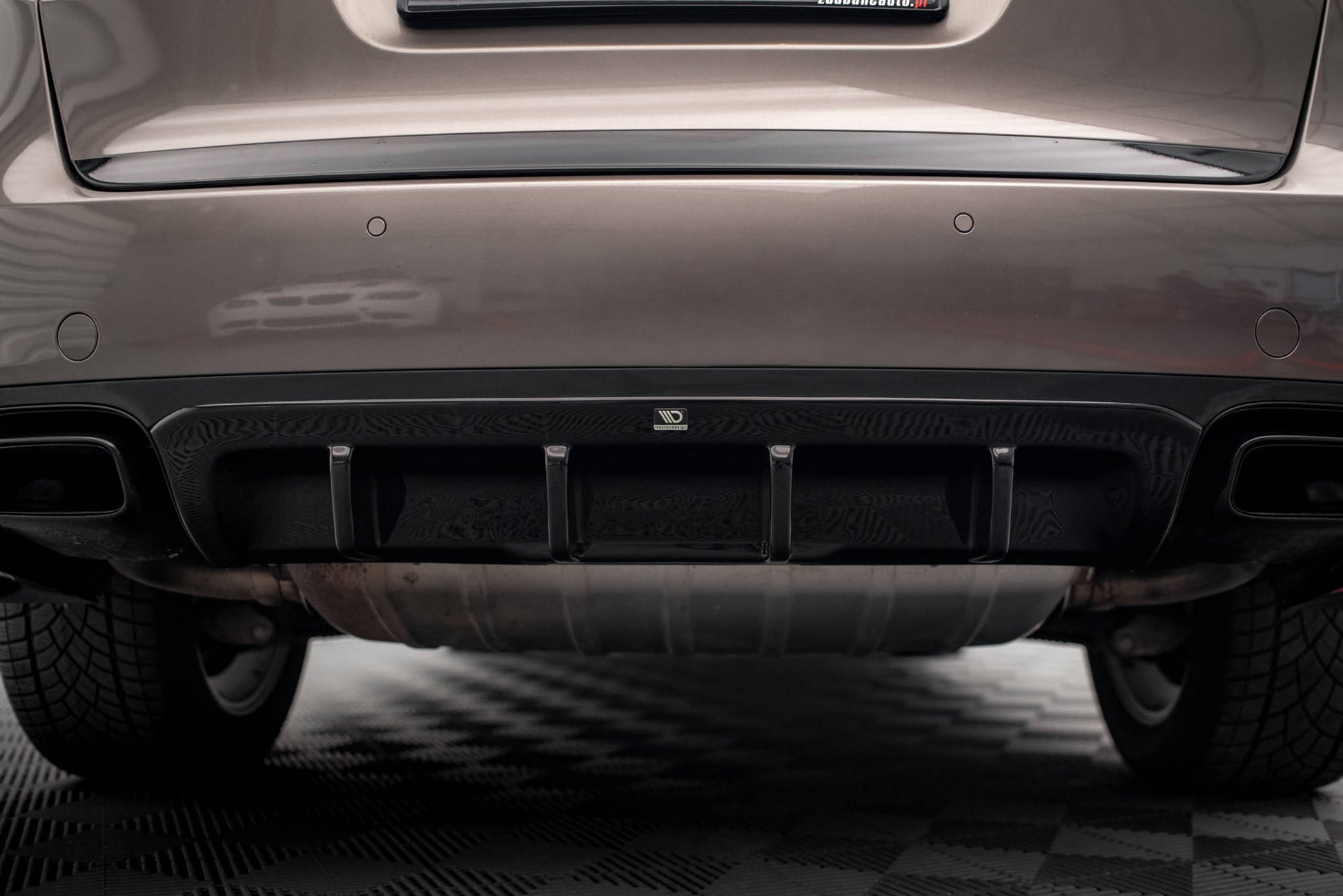 Diffusor Heck Ansatz für Porsche Cayenne Turbo / Standard Mk2 schwarz Hochglanz