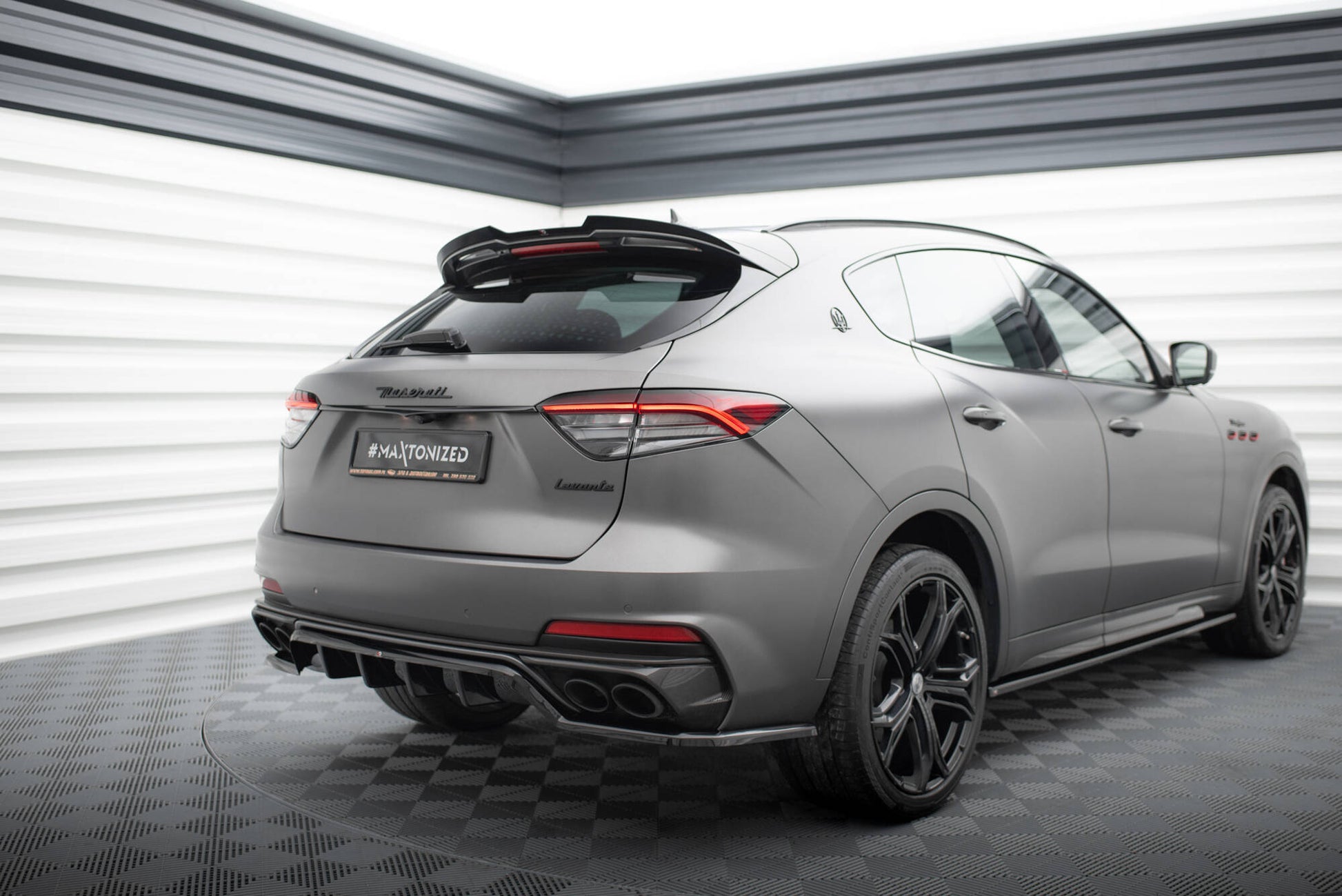 Mittlerer Cup Diffusor DTM Look Heck Ansatz für Maserati Levante Trofeo Mk1 schwarz Hochglanz