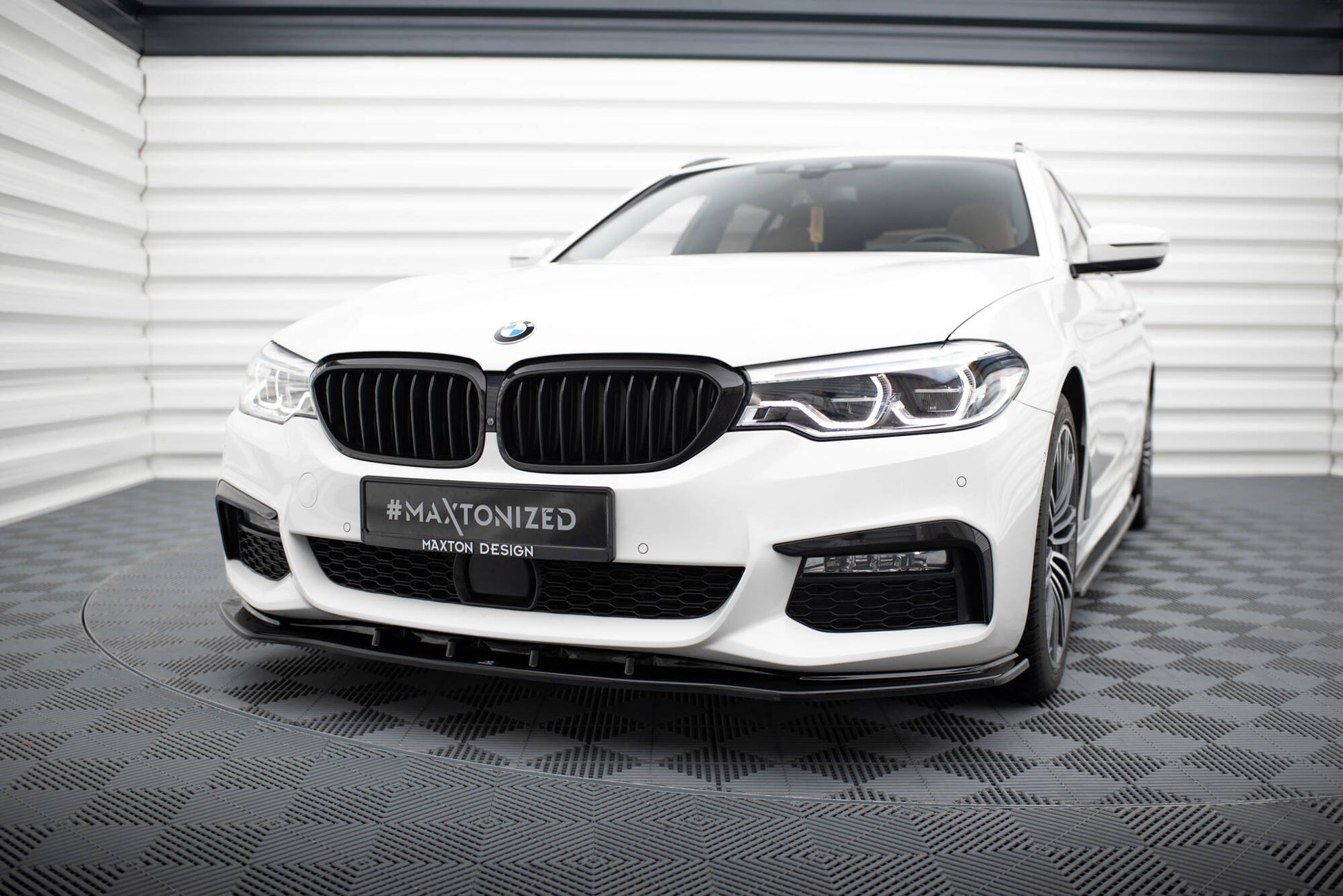 Front Ansatz V.1 für BMW 5er M-Paket / M550d / M550i G30/ G31 M-Paket schwarz Hochglanz