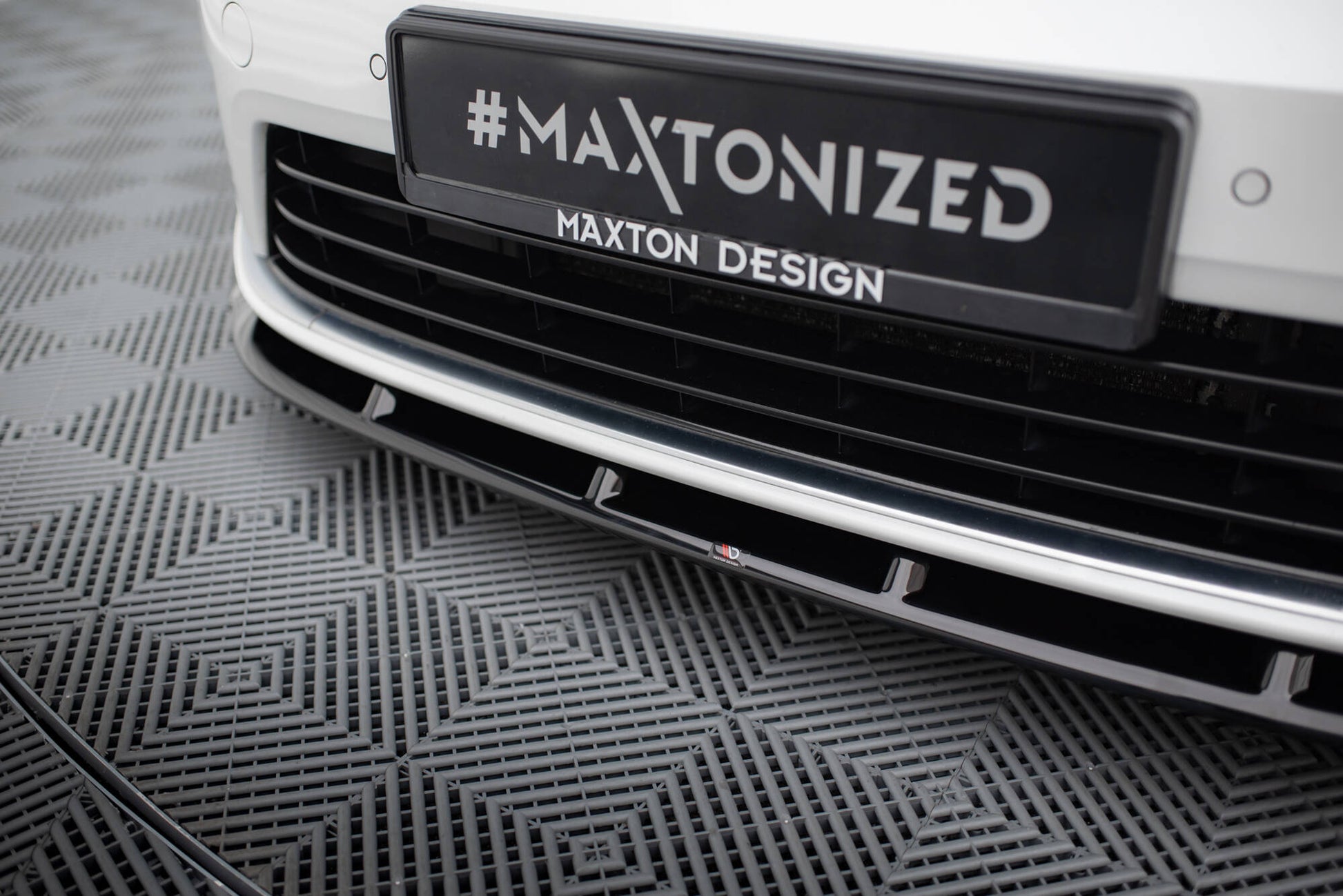 Front Ansatz V.6 für VW Golf R / R-Line Mk7 schwarz Hochglanz