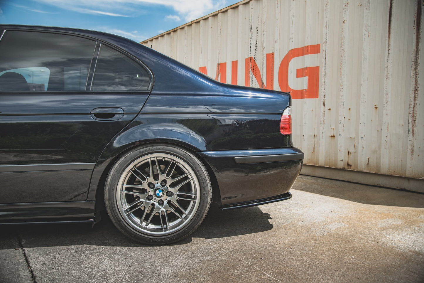 Heck Ansatz Flaps Diffusor für BMW M5  / 5 M-Paket E39 schwarz Hochglanz