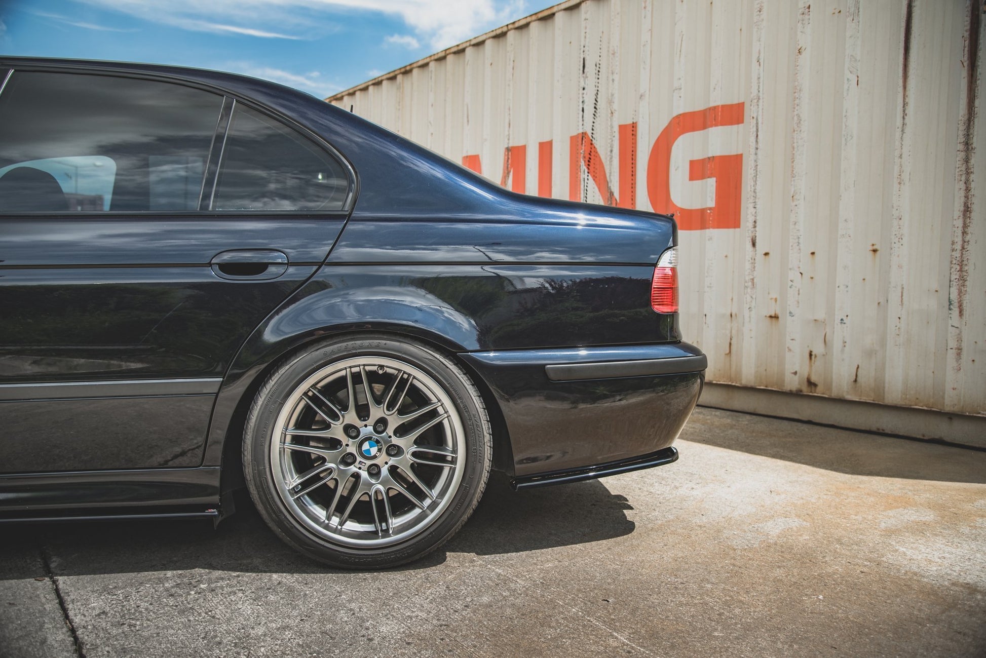 Heck Ansatz Flaps Diffusor für BMW M5  / 5 M-Paket E39 schwarz Hochglanz