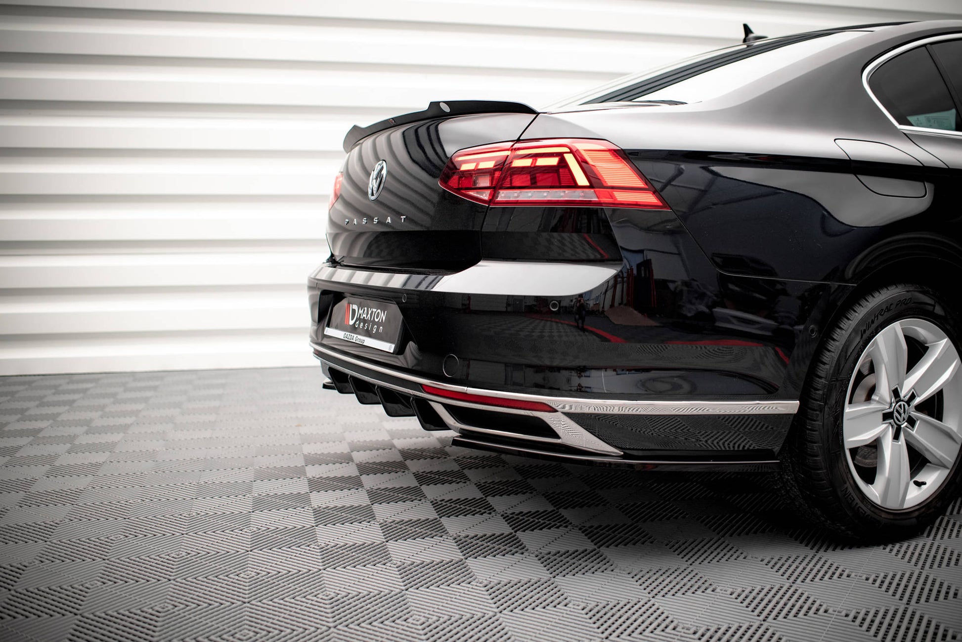 Diffusor Heck Ansatz für VW Passat B8 Facelift schwarz Hochglanz