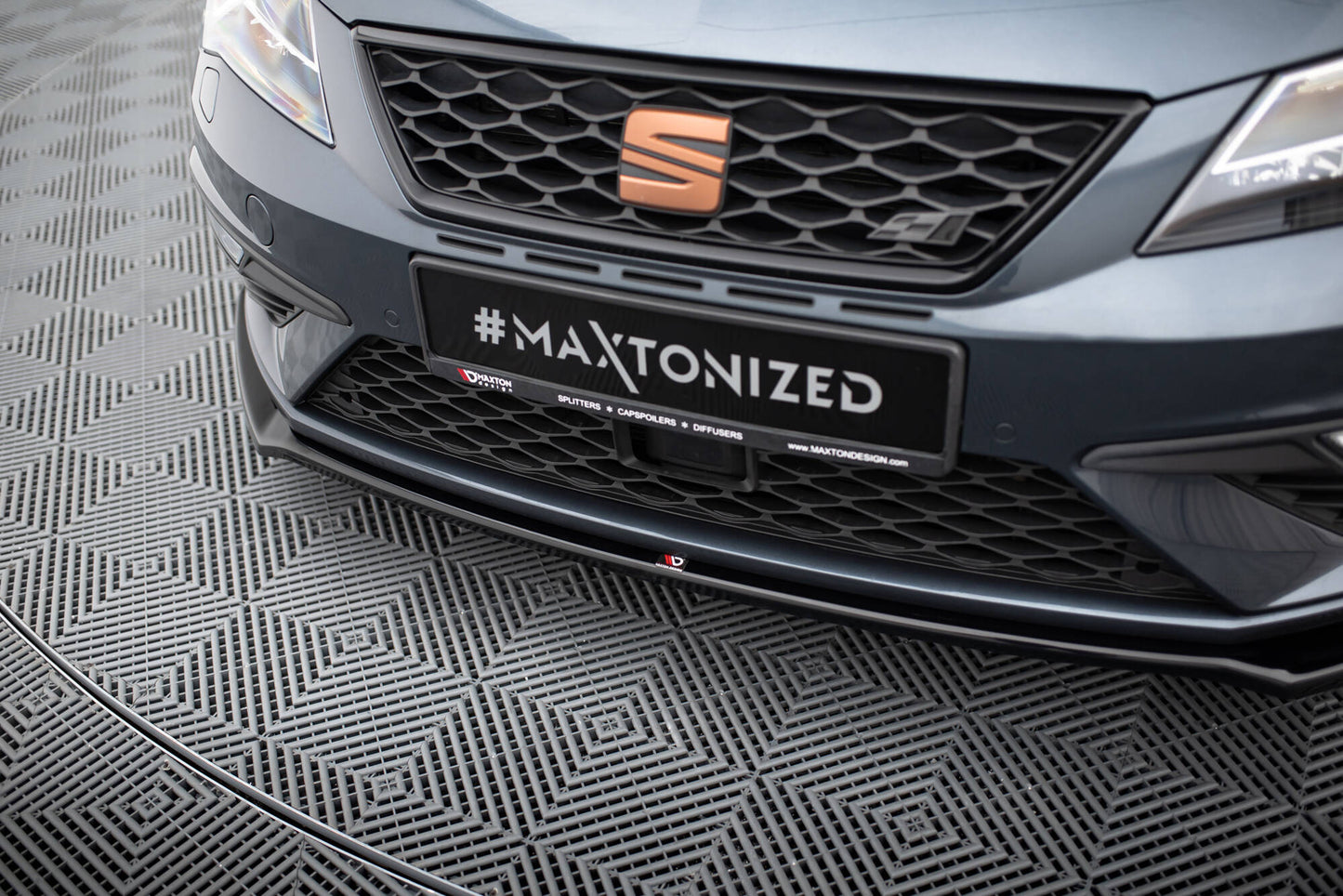 Front Ansatz V.7 für Seat Leon Cupra / FR Mk3 FL schwarz Hochglanz
