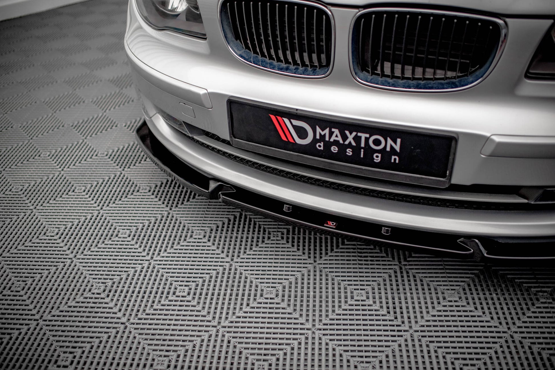 Front Ansatz V.3 für BMW 1er E81 Facelift schwarz Hochglanz