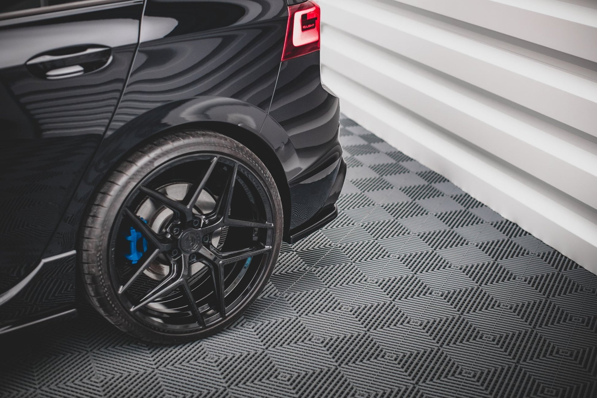 Heck Ansatz Flaps Diffusor V.1 für VW Golf R Mk8 Facelift schwarz Hochglanz