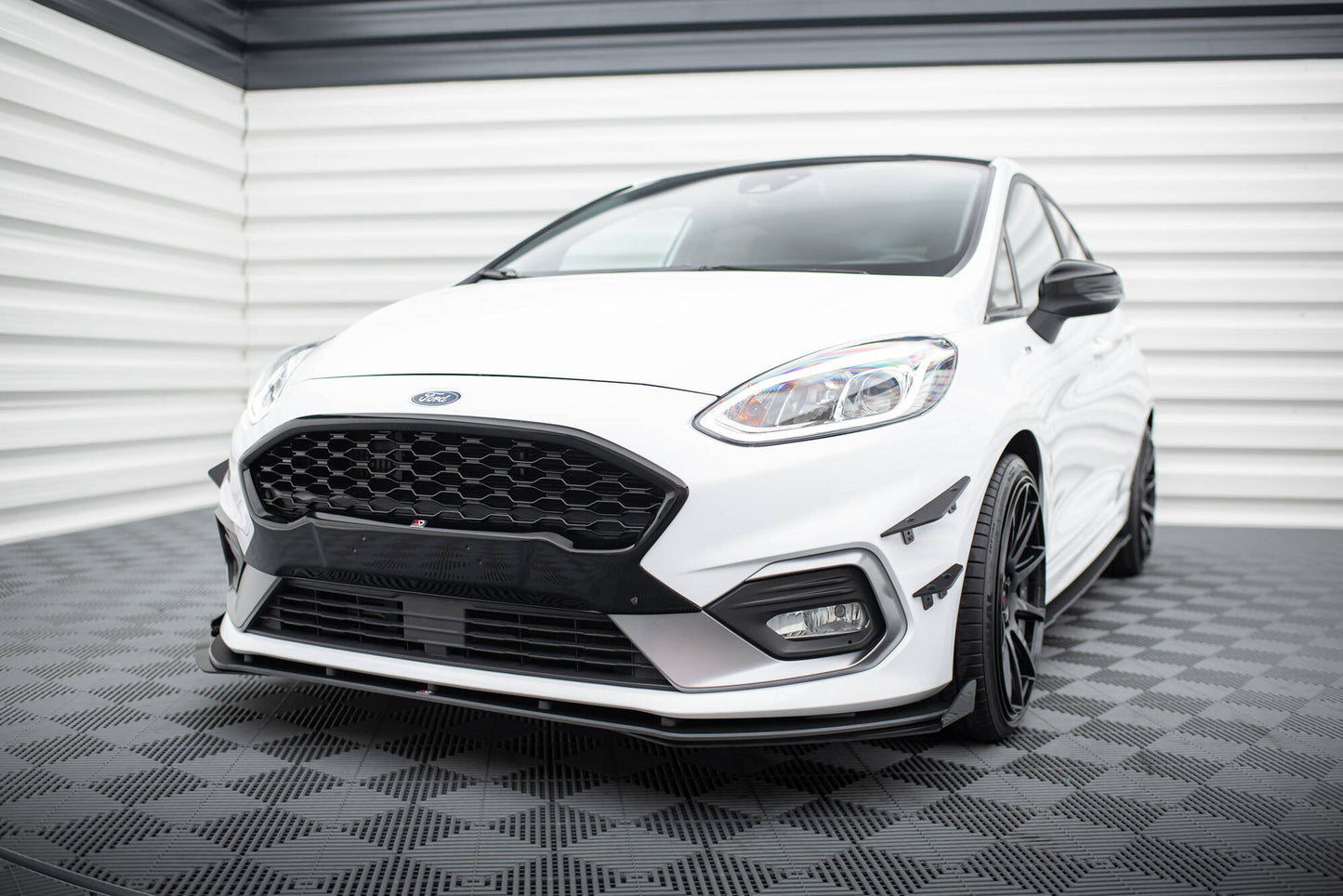 Street Pro Front Ansatz für für + Front Stoßstangen Racing Flaps passend für Ford Fiesta Mk8 ST / ST-Line schwarz Hochglanz