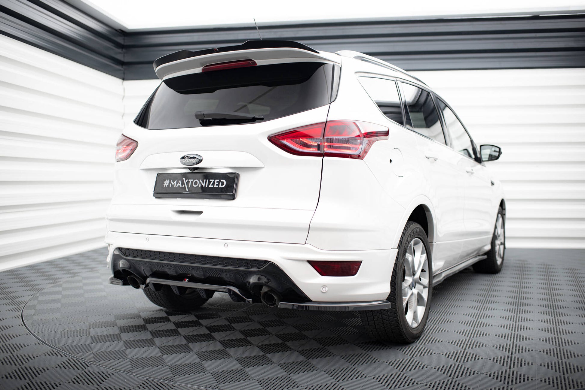 Mittlerer Cup Diffusor DTM Look Heck Ansatz für Ford Kuga ST-Line Mk2 schwarz Hochglanz