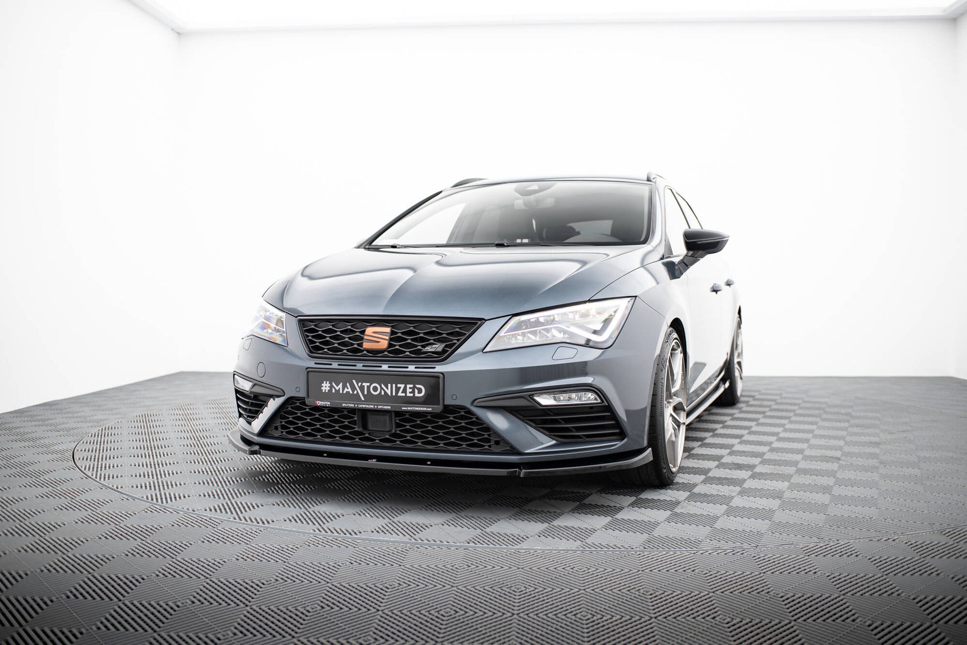Front Ansatz V.6 für Seat Leon Cupra / FR Mk3 FL schwarz Hochglanz