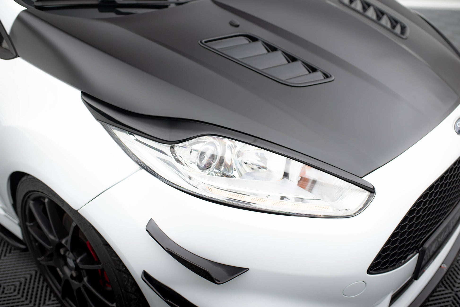 Scheinwerfer Blenden Böser Blick V.2 für Ford Fiesta ST / ST-Line / Standard Mk7 FL schwarz Hochglanz