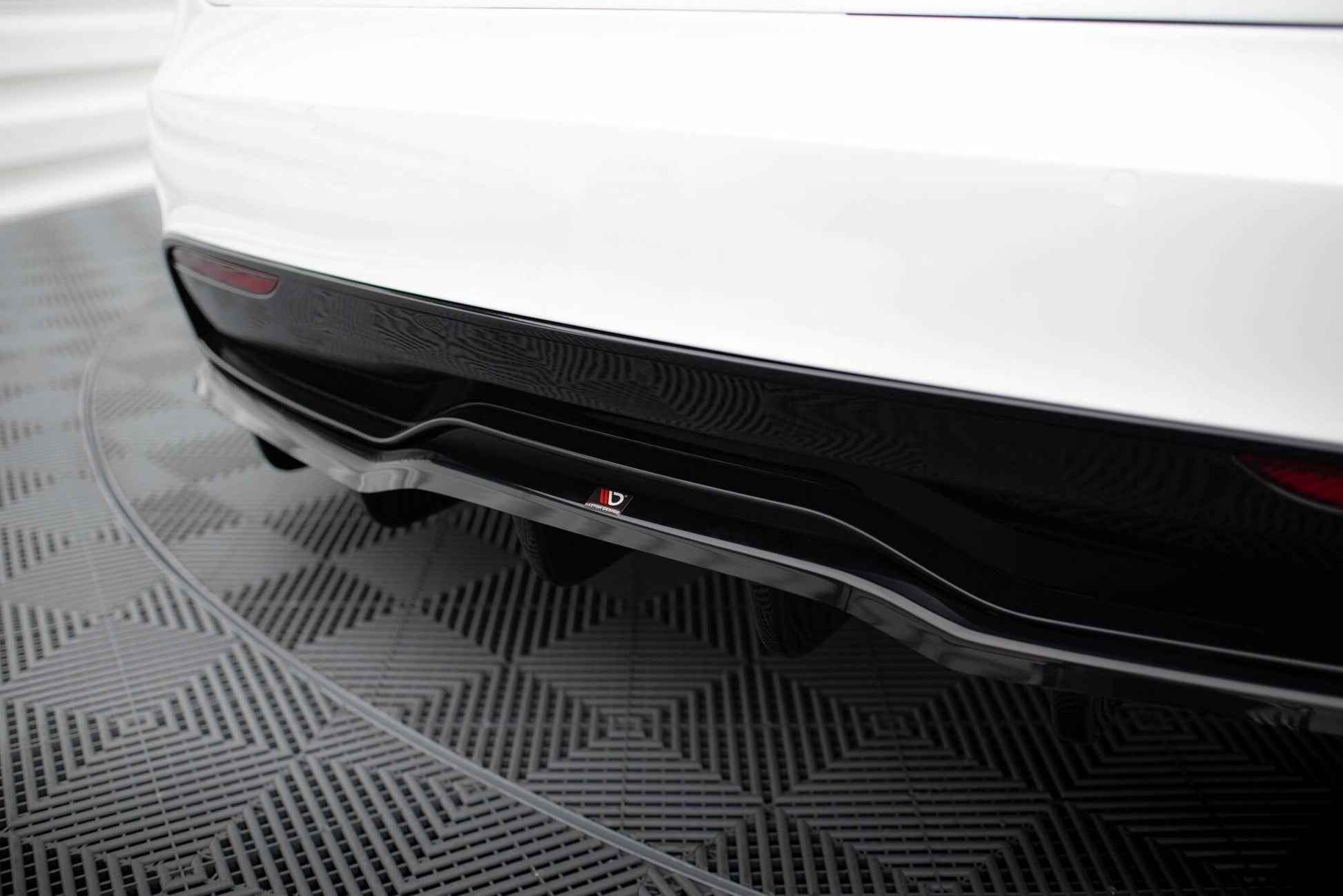 Mittlerer Cup Diffusor DTM Look Heck Ansatz V.2 für Tesla Model S Plaid Mk1 Facelift schwarz Hochglanz