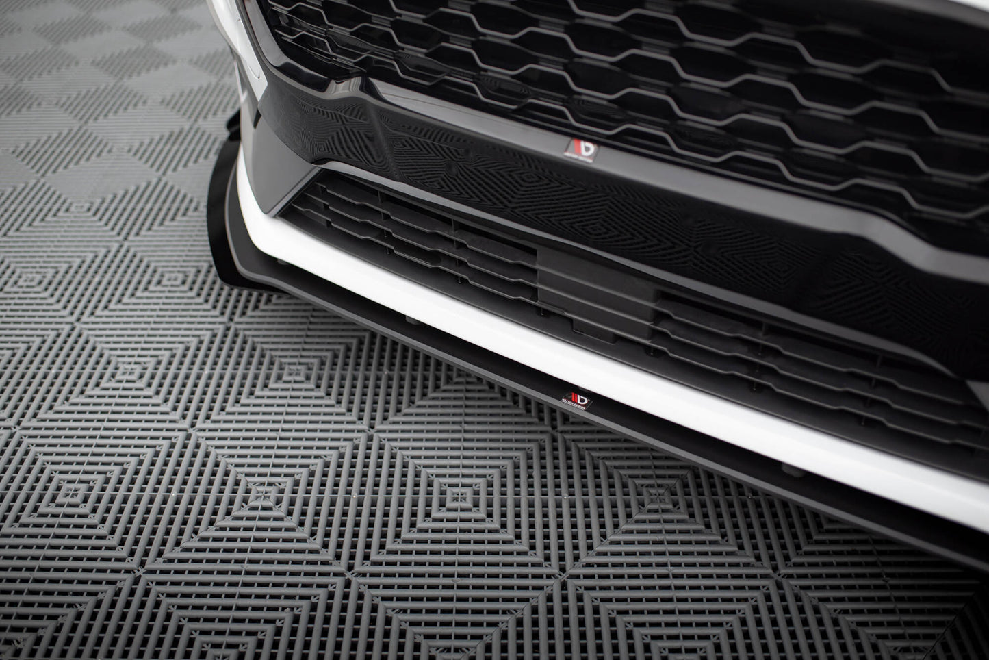 Street Pro Front Ansatz für für + Front Stoßstangen Racing Flaps passend für Ford Fiesta Mk8 ST / ST-Line schwarz Hochglanz