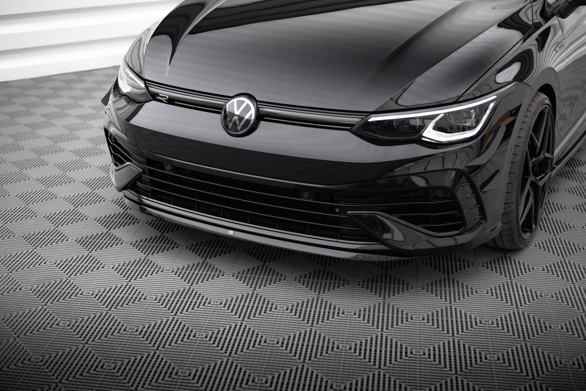 Front Ansatz V.7 für VW Golf R Mk8 schwarz Hochglanz