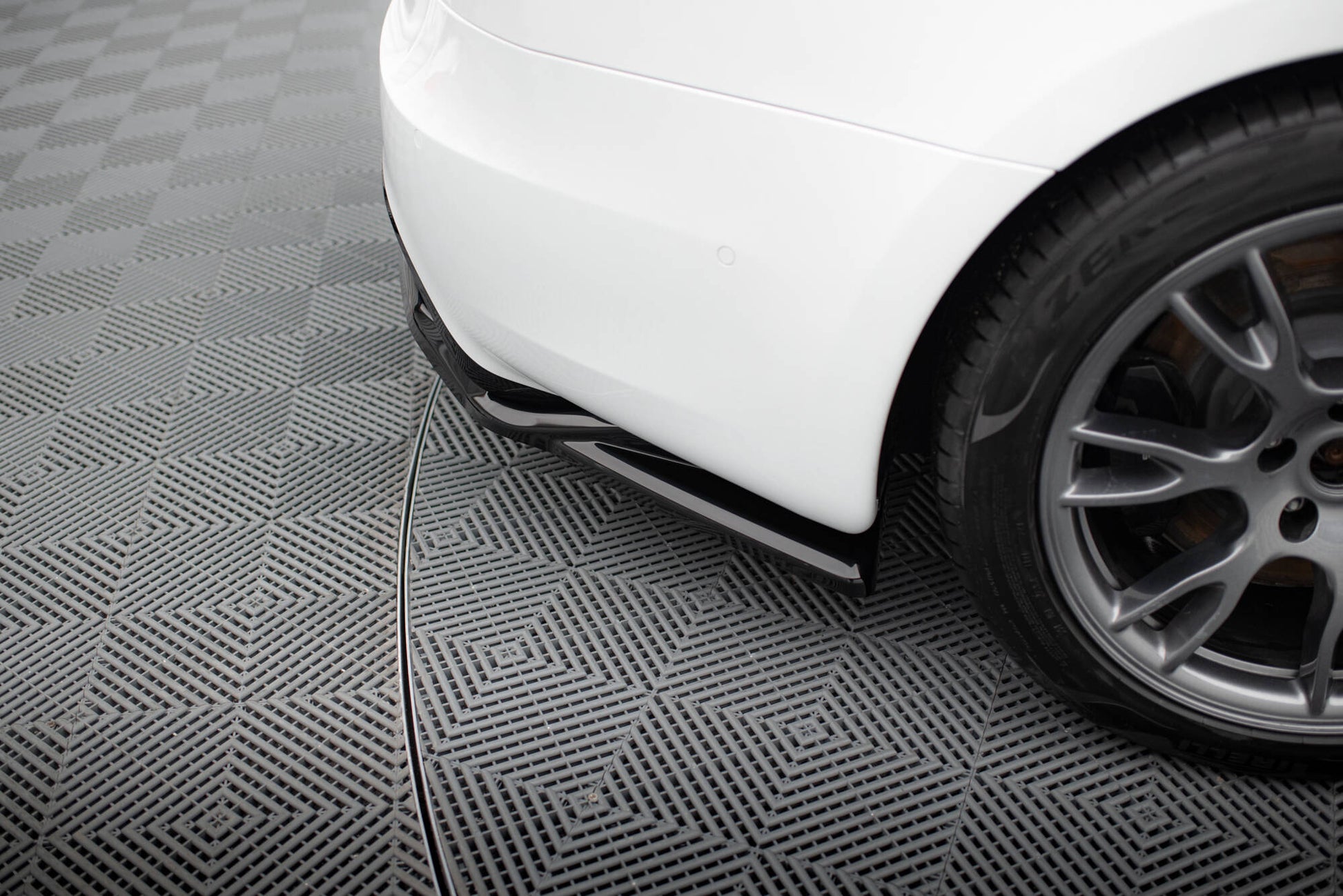 Mittlerer Cup Diffusor DTM Look Heck Ansatz V.2 für Tesla Model S Plaid Mk1 Facelift schwarz Hochglanz
