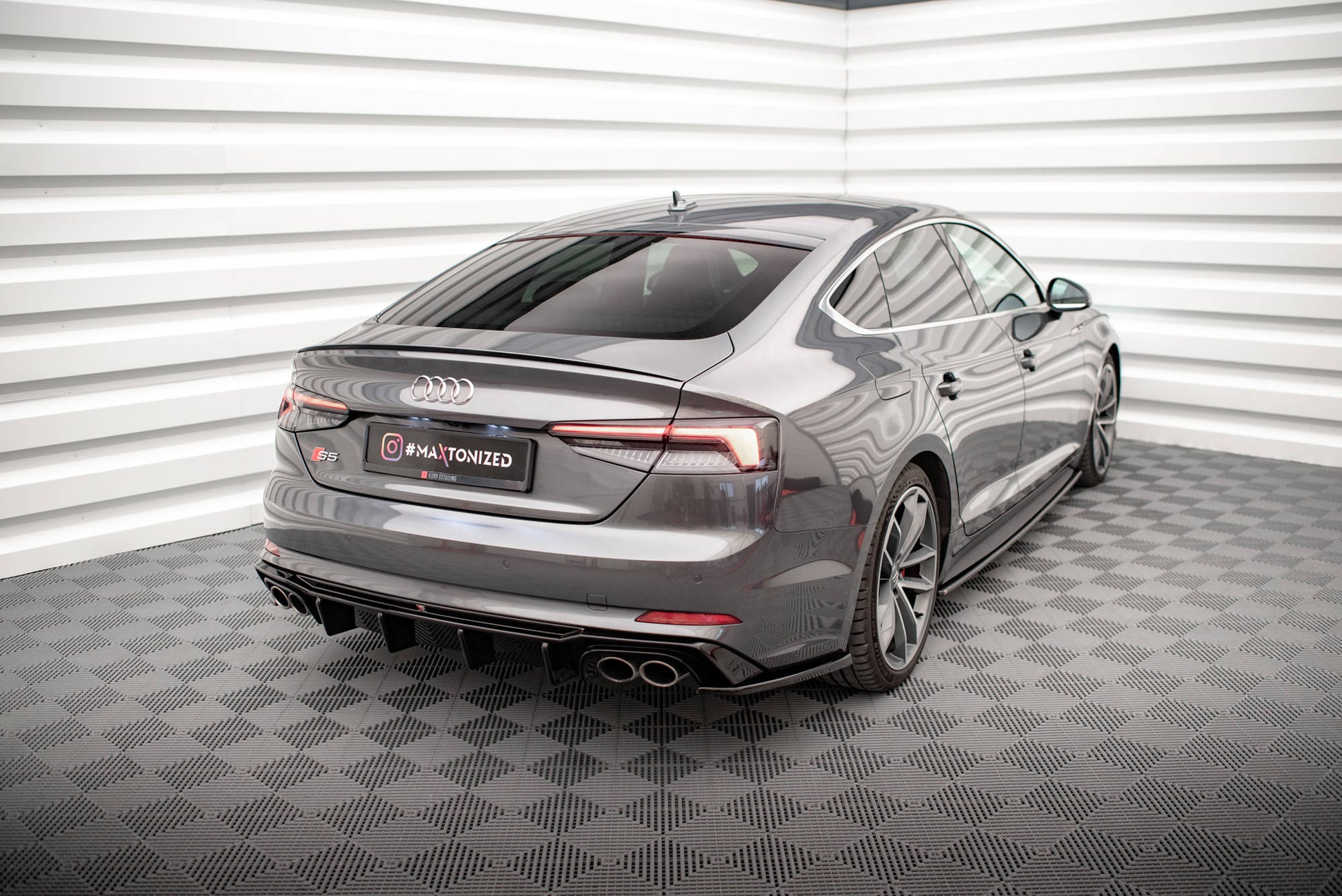 Heck Ansatz Flaps Diffusor für Audi S5 Coupe / Sportback F5 schwarz Hochglanz