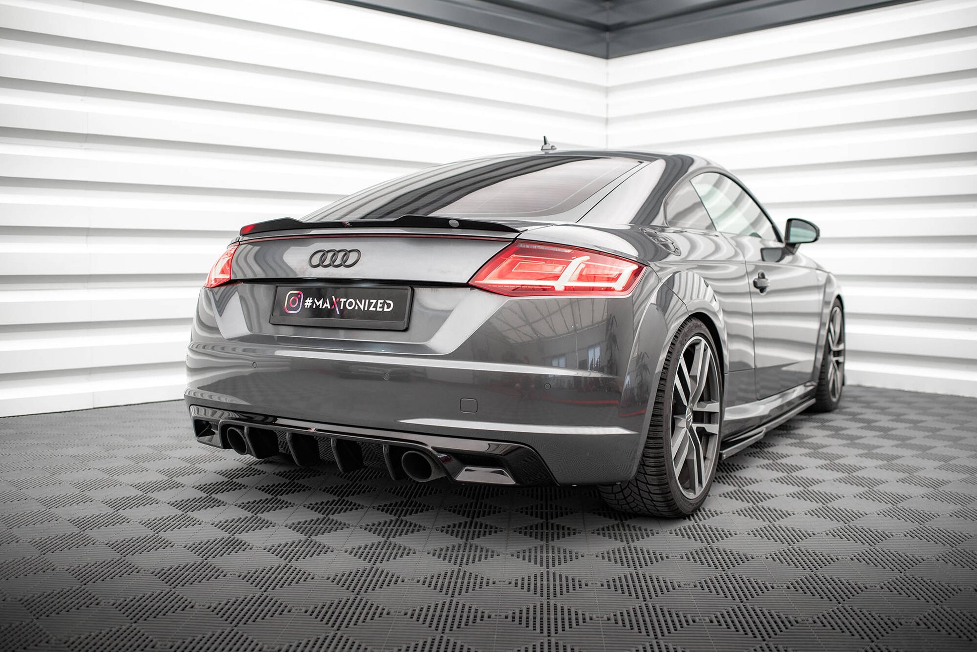 Diffusor Heck Ansatz für Audi TT S-Line 8S schwarz Hochglanz