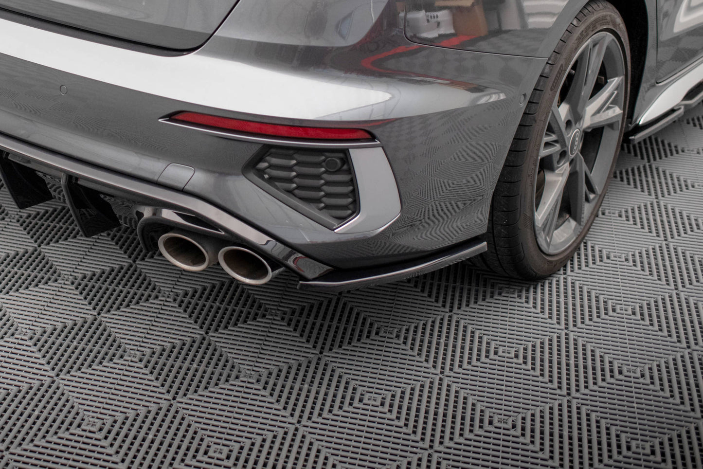 Heck Ansatz Flaps Diffusor V.2 für Audi S3 Limousine 8Y schwarz Hochglanz