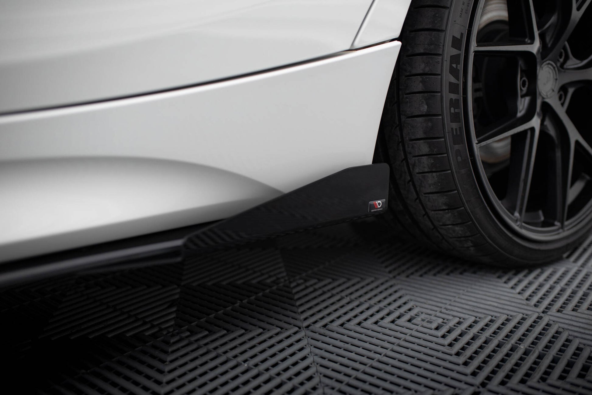 Street Pro Seitenschweller Ansatz V.2 für + Flaps für BMW 1er F20 M135i / M140i / M-Paket  schwarz Hochglanz