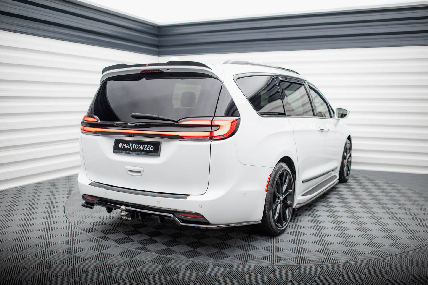 Mittlerer Cup Diffusor DTM Look Heck Ansatz für Chrysler Pacifica Mk2 Facelift schwarz Hochglanz