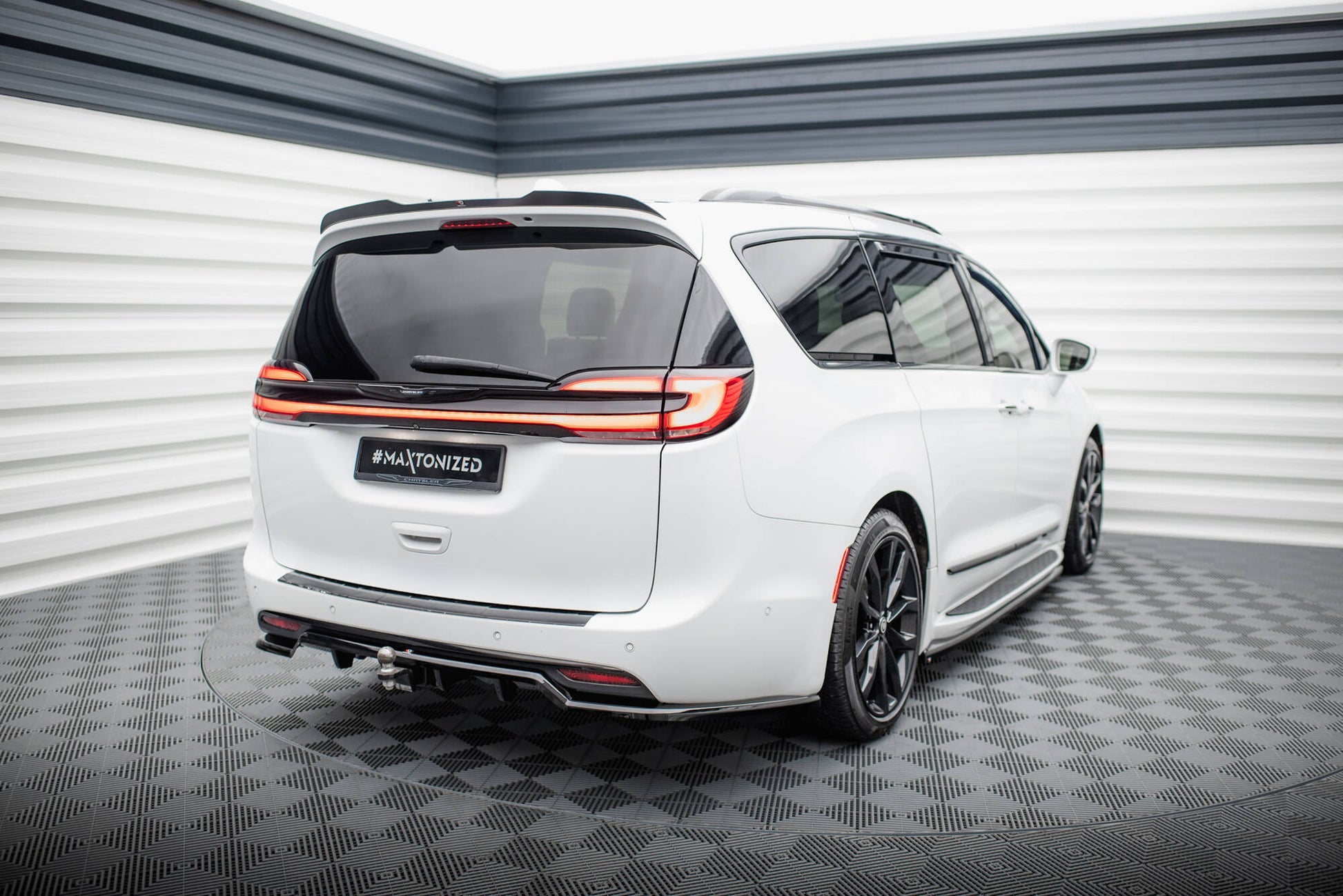 Mittlerer Cup Diffusor DTM Look Heck Ansatz für Chrysler Pacifica Mk2 Facelift schwarz Hochglanz