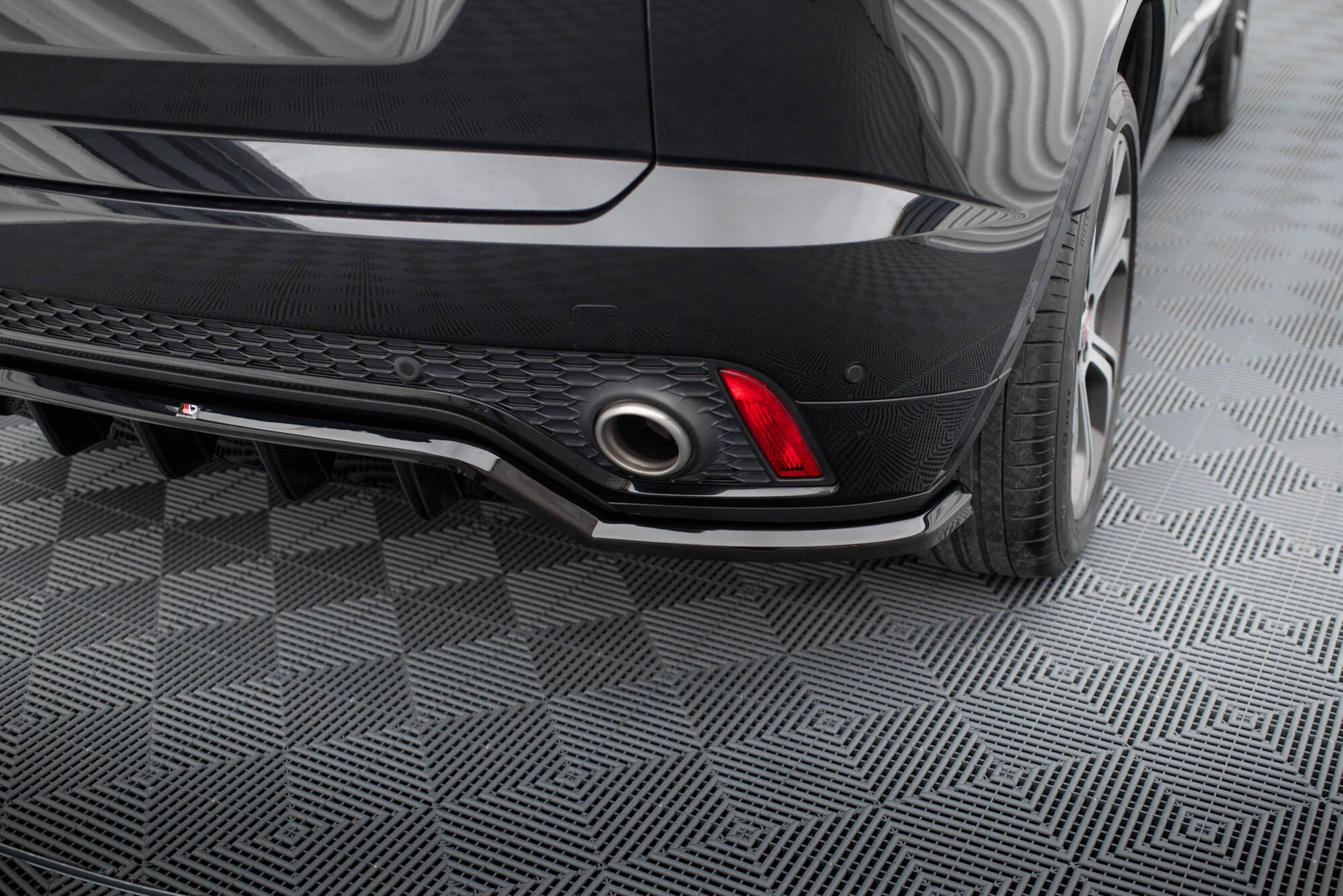 Mittlerer Cup Diffusor DTM Look Heck Ansatz für Jaguar E-Pace R-Dynamic Mk1 schwarz Hochglanz