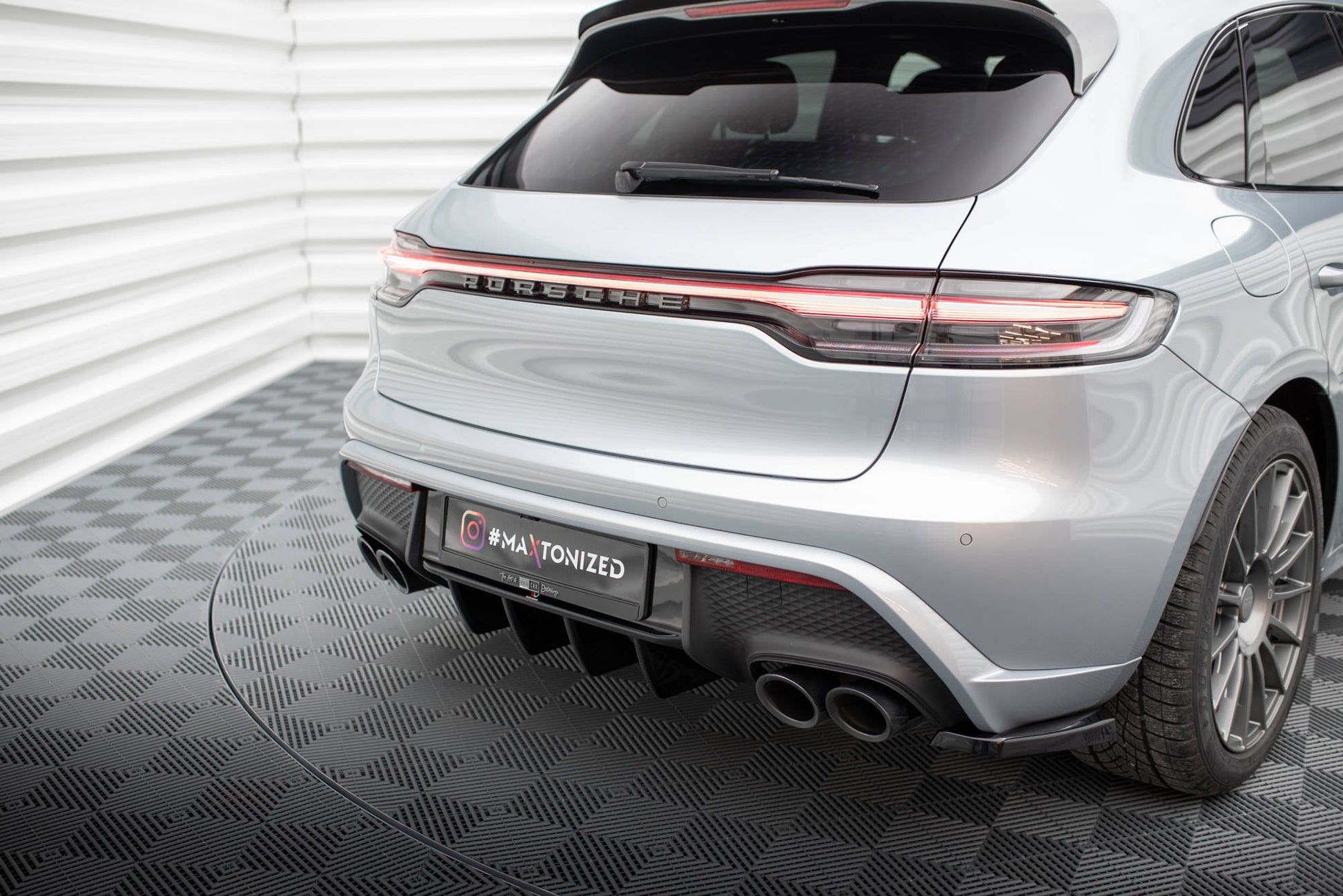 Diffusor Heck Ansatz für Porsche Macan Mk1 Facelift 2 schwarz Hochglanz