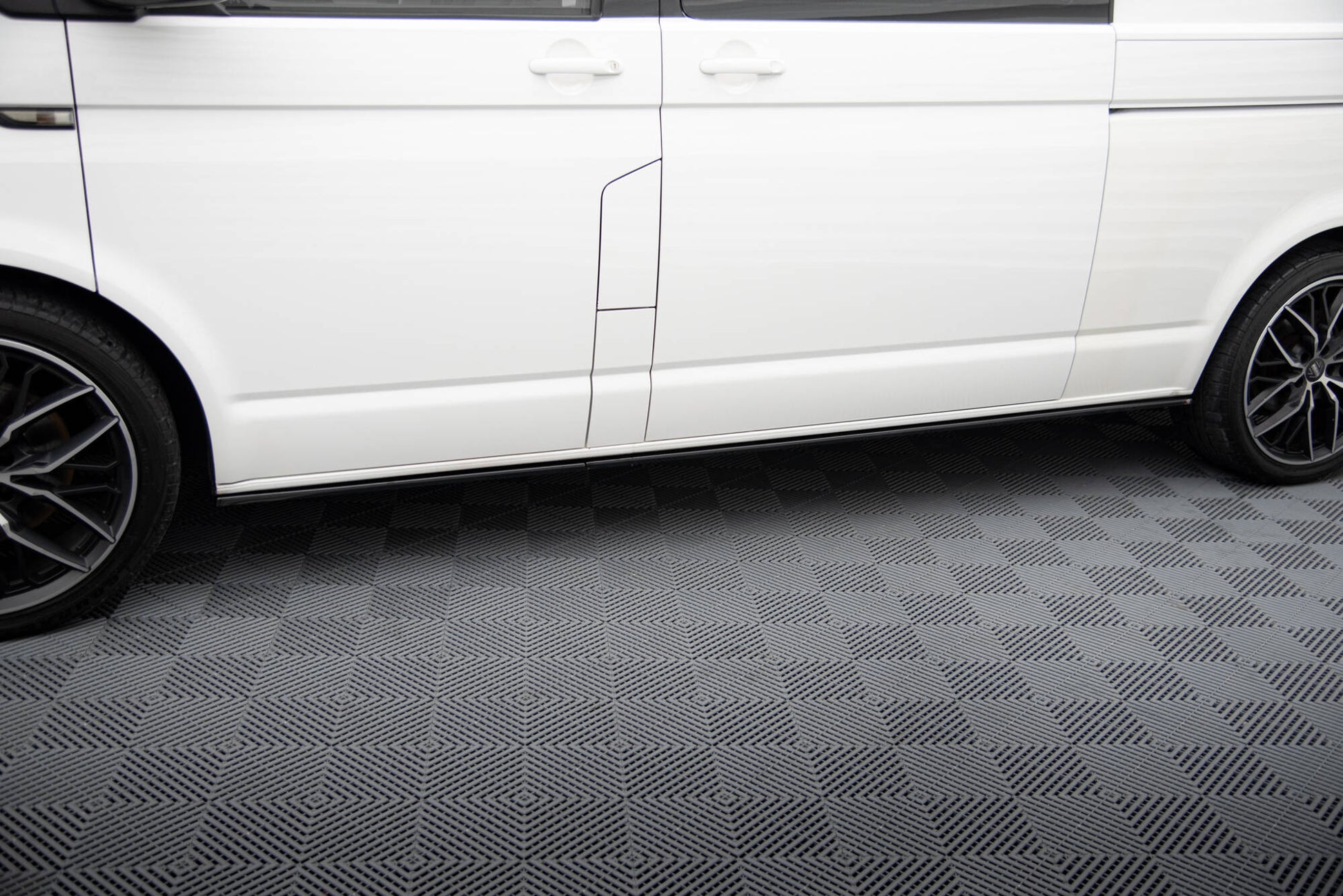 Seitenschweller Ansatz für VW T6 Long Facelift schwarz Hochglanz
