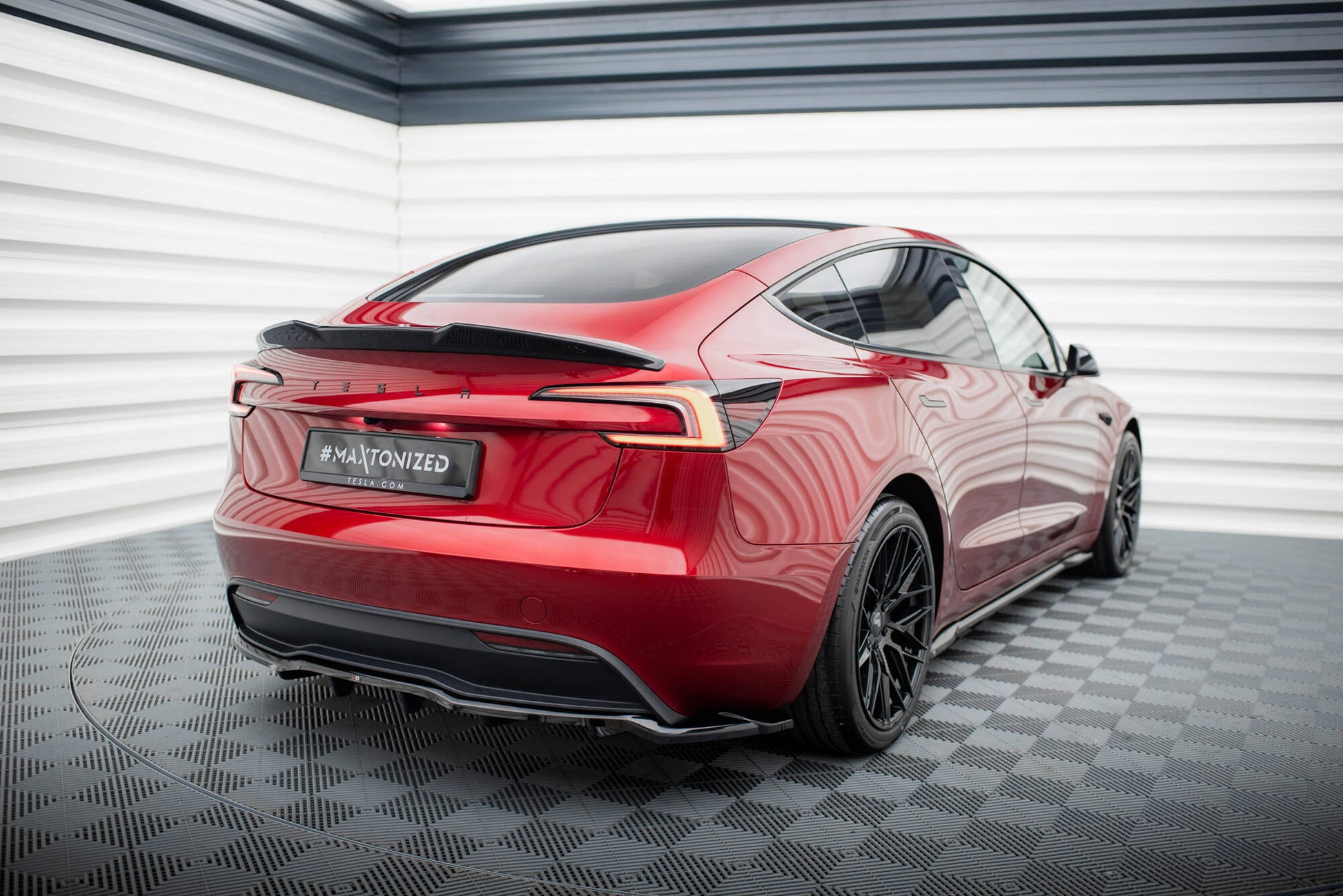 Mittlerer Cup Diffusor DTM Look Heck Ansatz für V.1 Tesla Model 3 Project HighlandFacelift schwarz Hochglanz