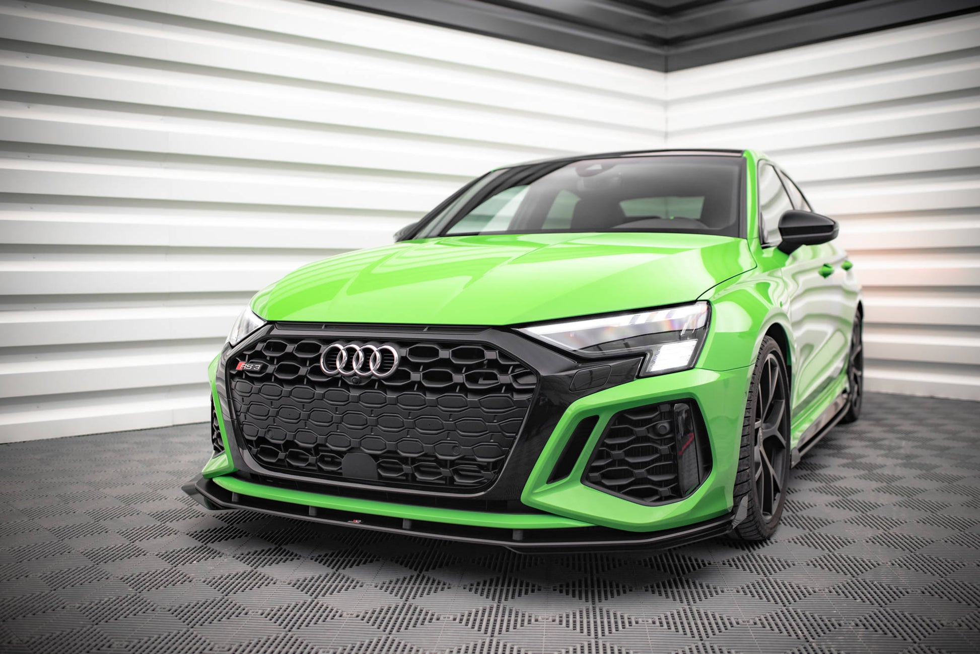 Street Pro Front Ansatz für + Flaps für V.1 + Flaps Audi RS3 8Y schwarz Hochglanz