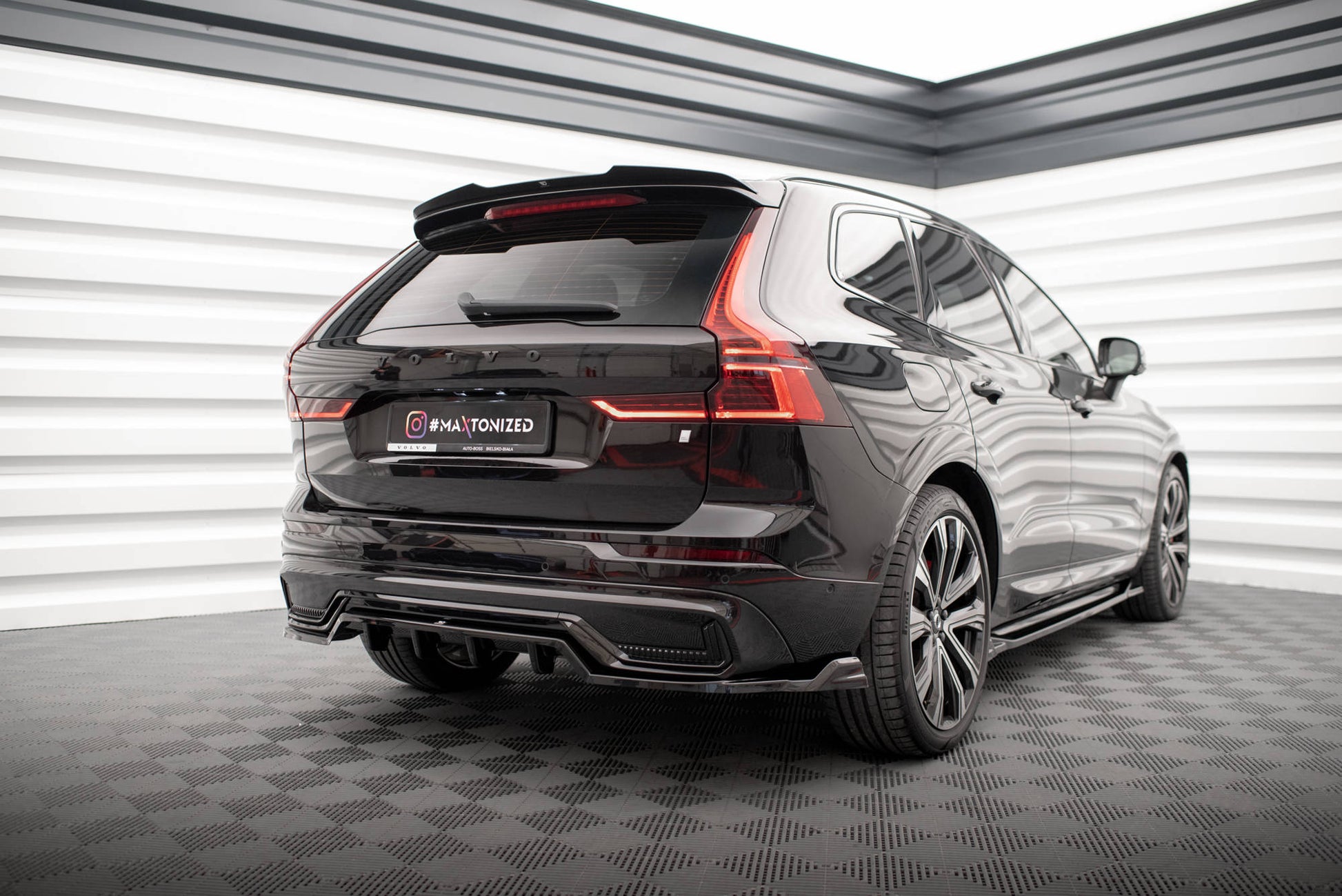 Mittlerer Cup Diffusor DTM Look Heck Ansatz für Volvo XC60 R-Design Mk2 Facelift schwarz Hochglanz