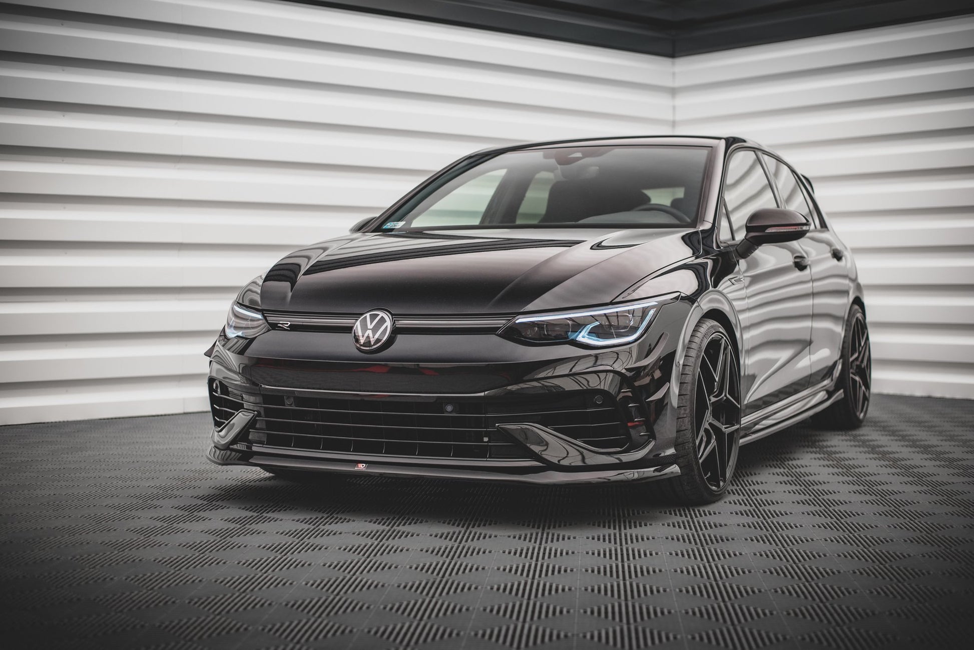 Front Ansatz V.5 für VW Golf R Mk8 schwarz Hochglanz