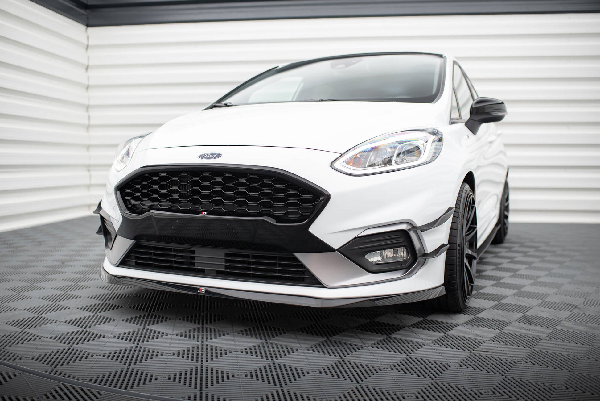 Front Ansatz V.6 für Ford Fiesta Mk8 ST / ST-Line schwarz Hochglanz