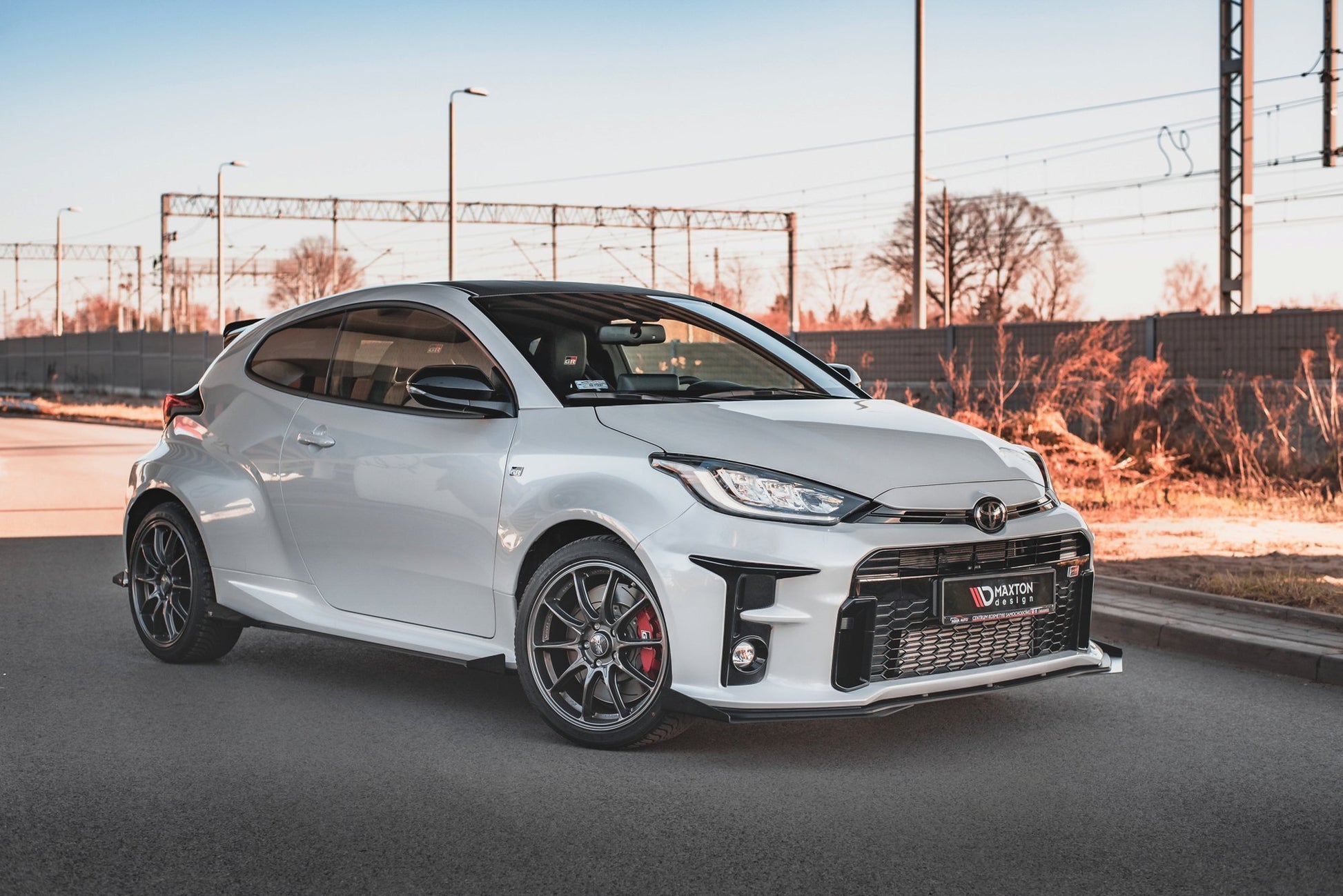 Street Pro Front Ansatz für +Flaps für Toyota GR Yaris Mk4 schwarz Hochglanz