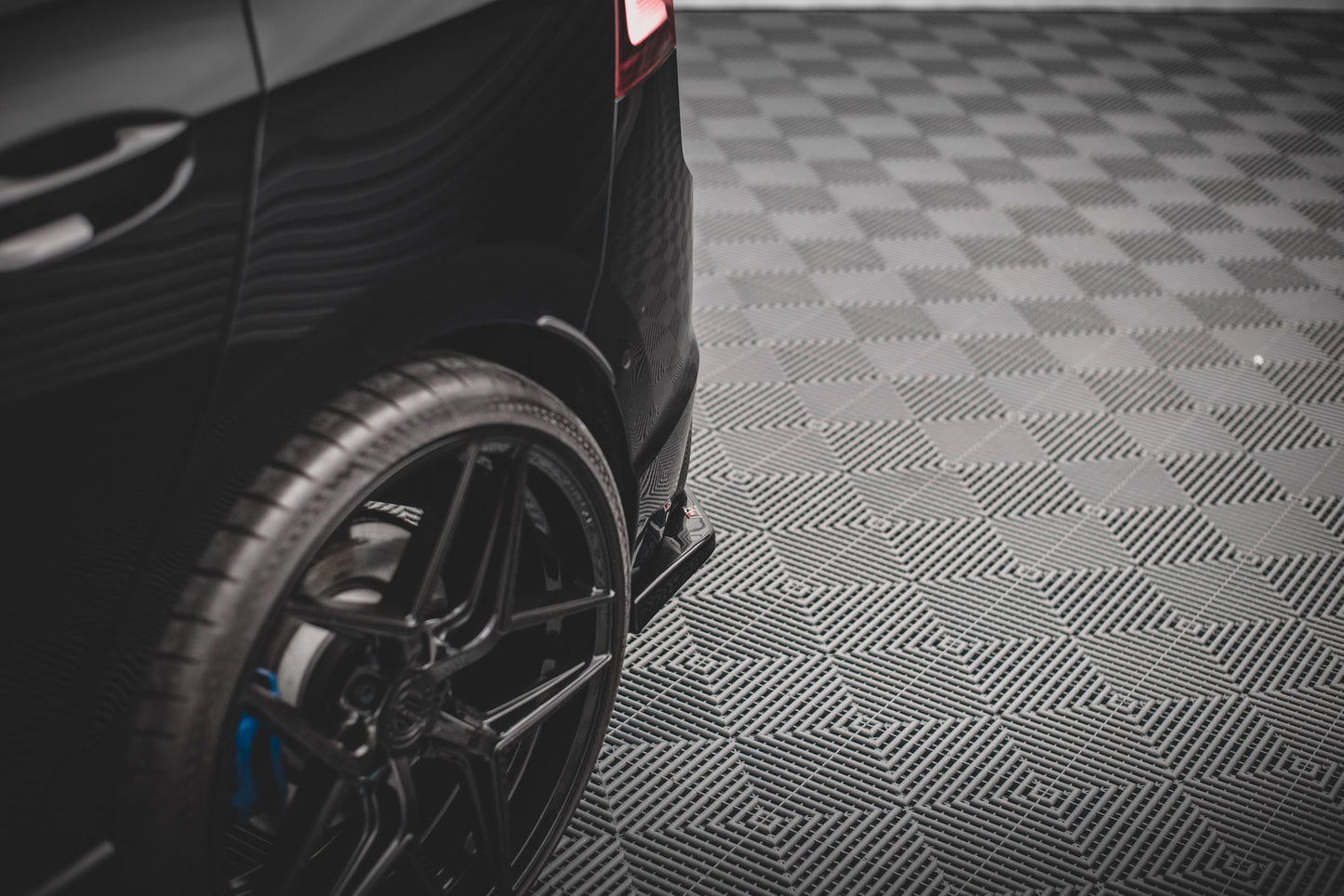 Heck Ansatz Flaps Diffusor V.2 für VW Golf R Mk8 Facelift schwarz Hochglanz