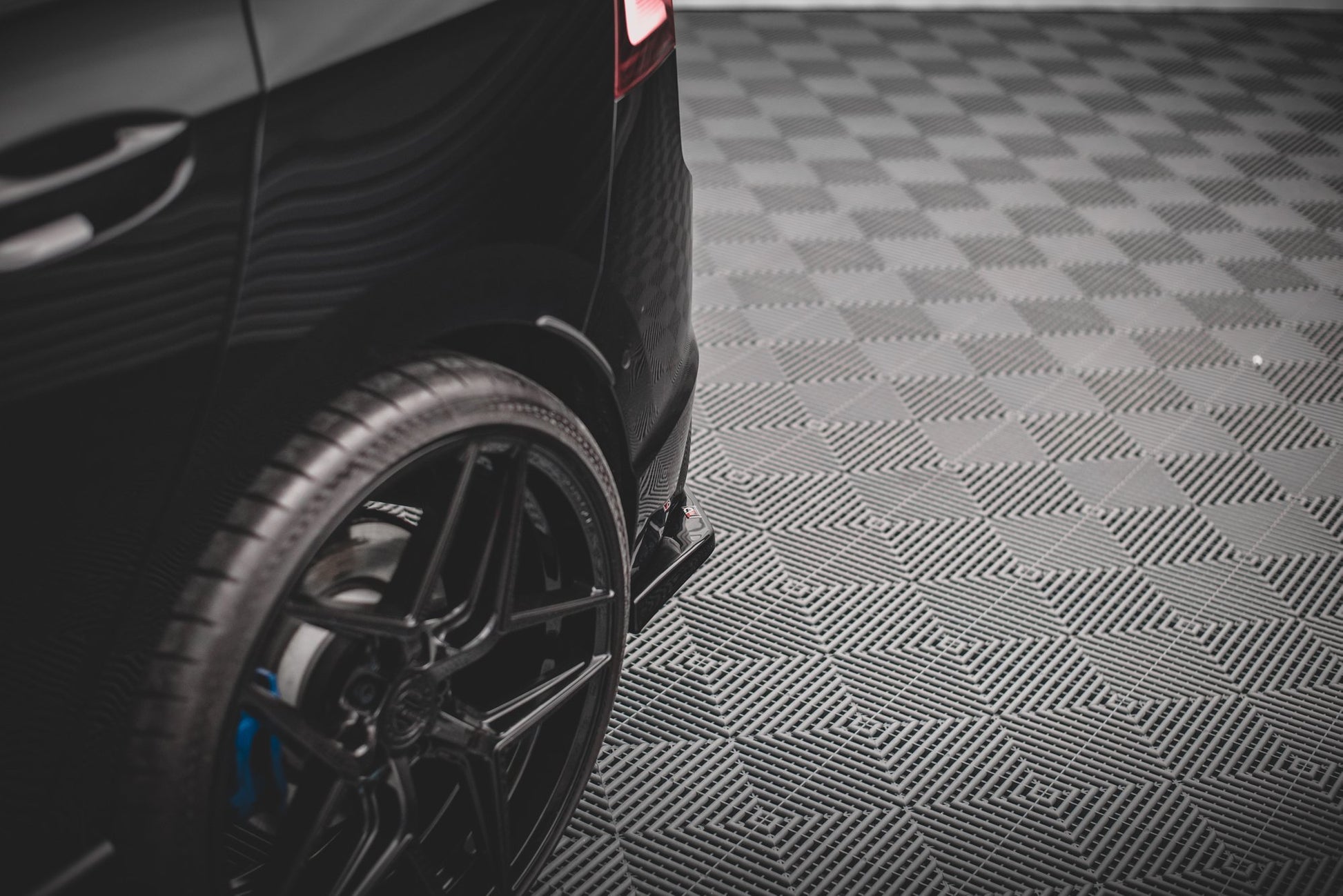 Heck Ansatz Flaps Diffusor V.2 für VW Golf R Mk8 Facelift schwarz Hochglanz
