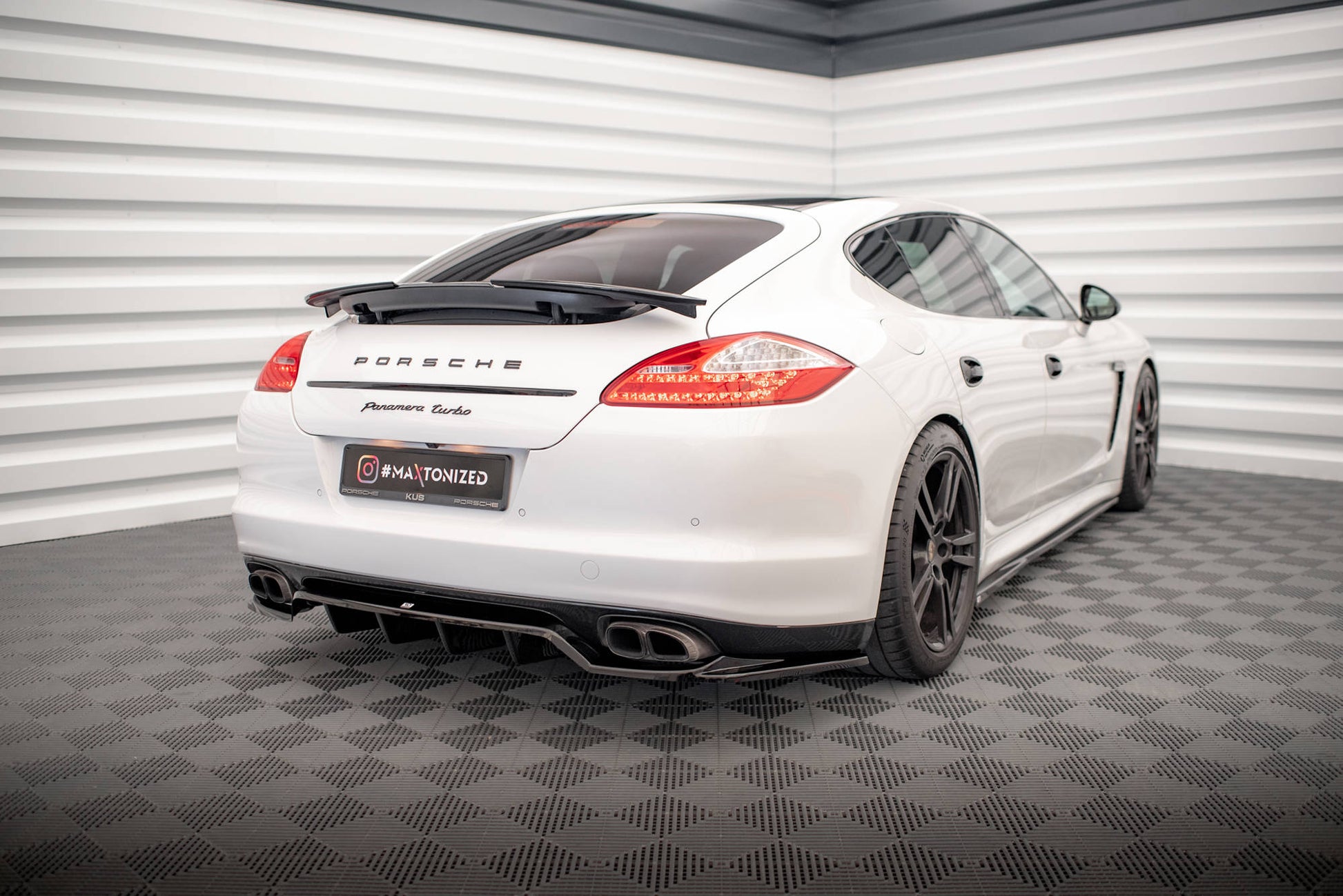 Mittlerer Cup Diffusor DTM Look Heck Ansatz für Porsche Panamera Turbo 970 schwarz Hochglanz