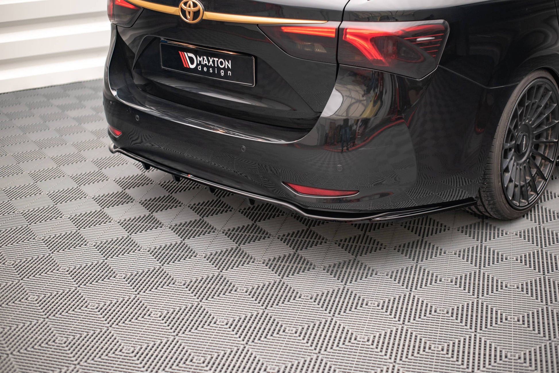 Mittlerer Cup Diffusor DTM Look Heck Ansatz für Toyota Avensis Wagon Mk3 Facelift schwarz Hochglanz