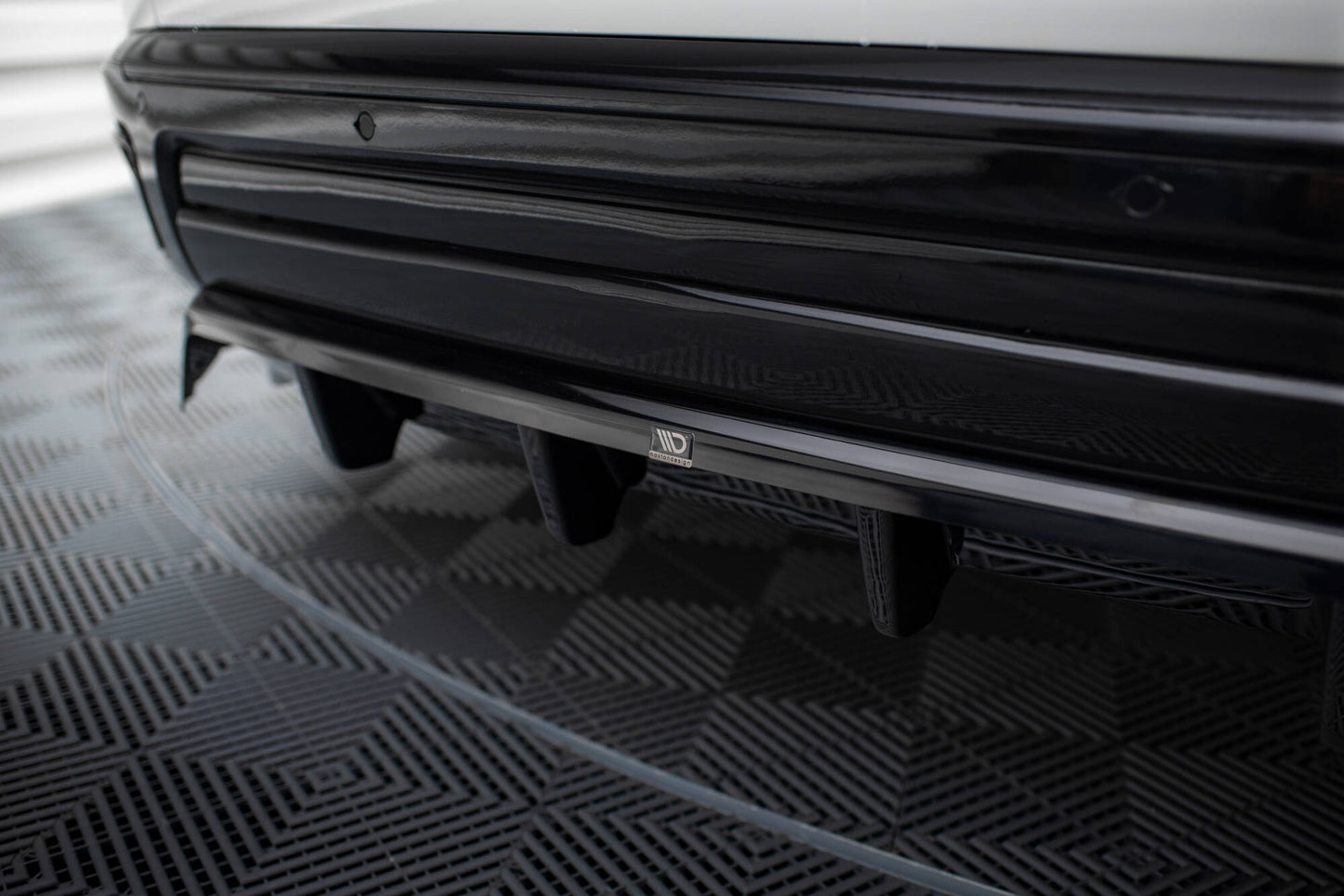 Mittlerer Cup Diffusor DTM Look Heck Ansatz für Rolls Royce Cullinan schwarz Hochglanz