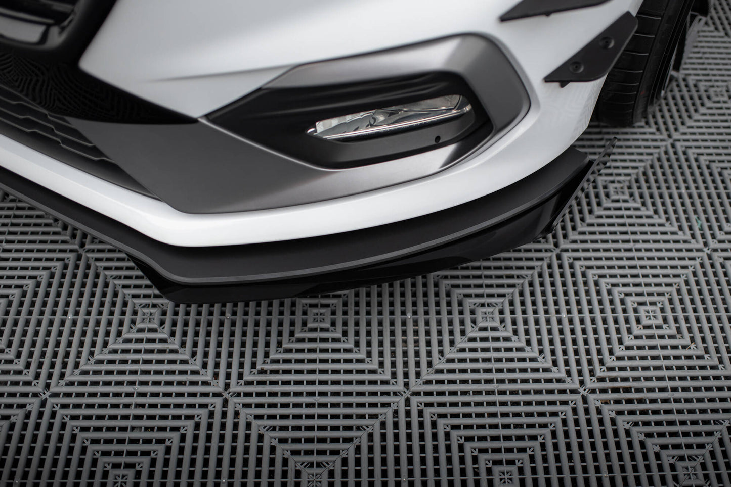 Street Pro Front Ansatz für für + Front Stoßstangen Racing Flaps passend für Ford Fiesta Mk8 ST / ST-Line schwarz Hochglanz