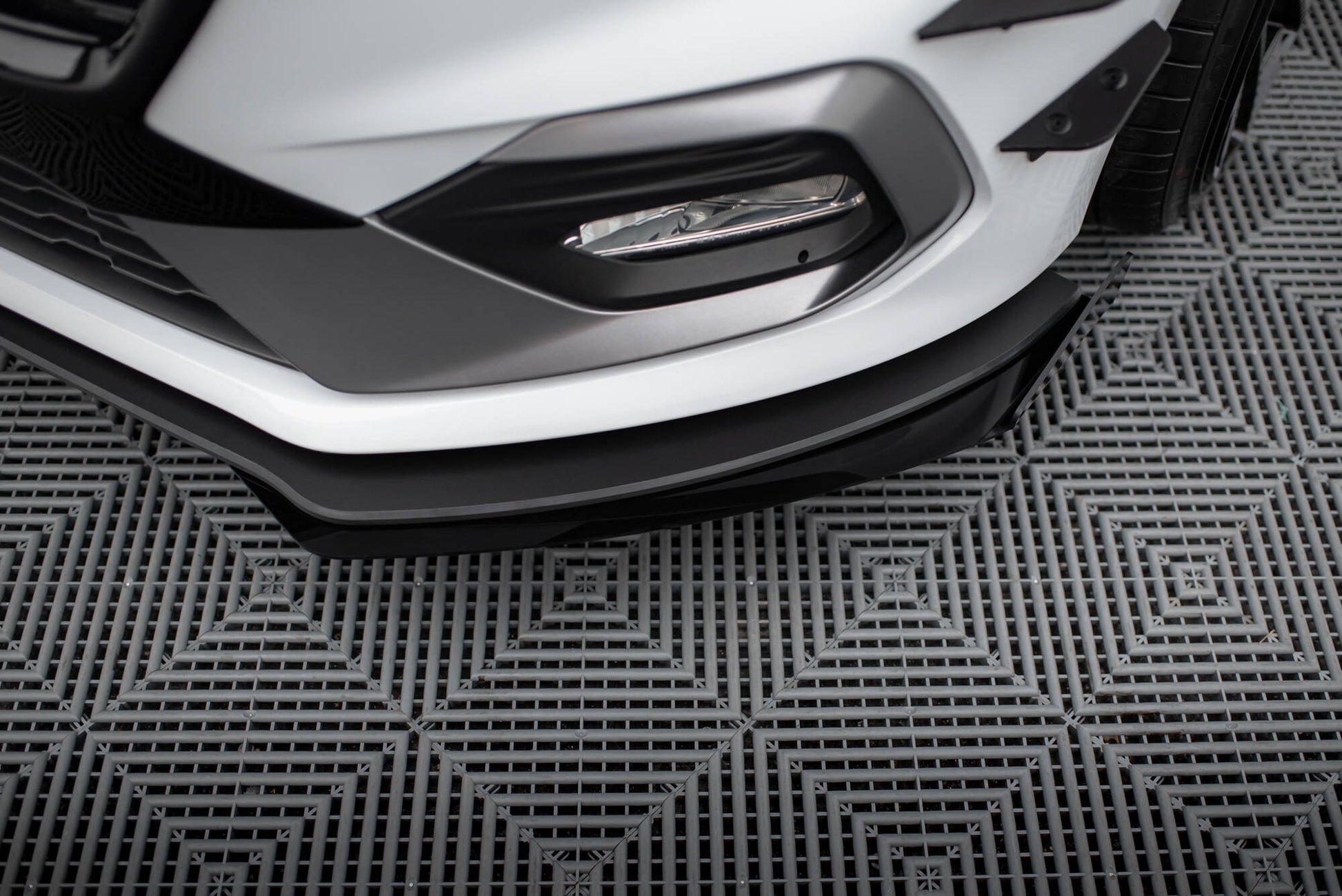Street Pro Front Ansatz für für + Front Stoßstangen Racing Flaps passend für Ford Fiesta Mk8 ST / ST-Line schwarz Hochglanz