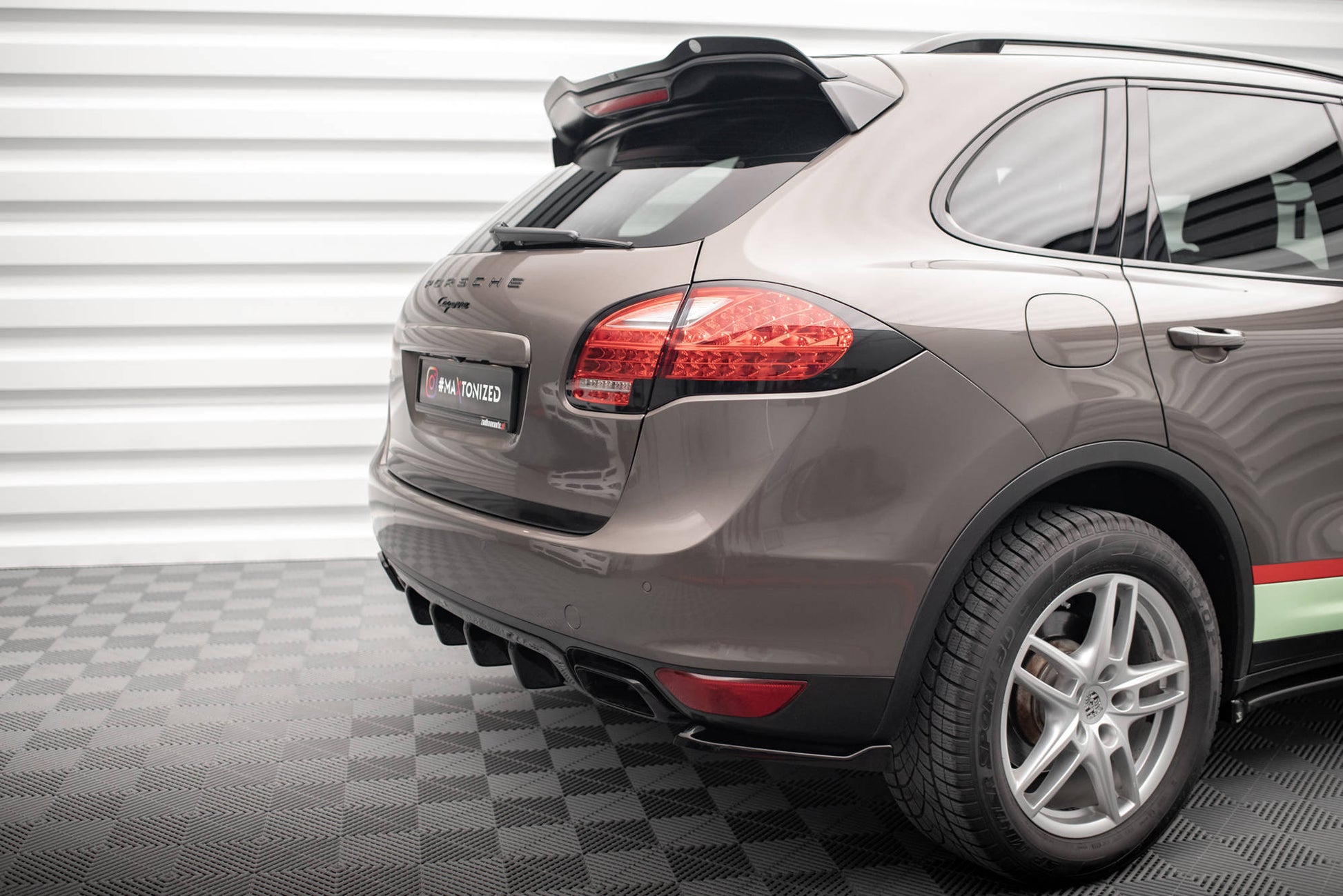 Diffusor Heck Ansatz für Porsche Cayenne Turbo / Standard Mk2 schwarz Hochglanz
