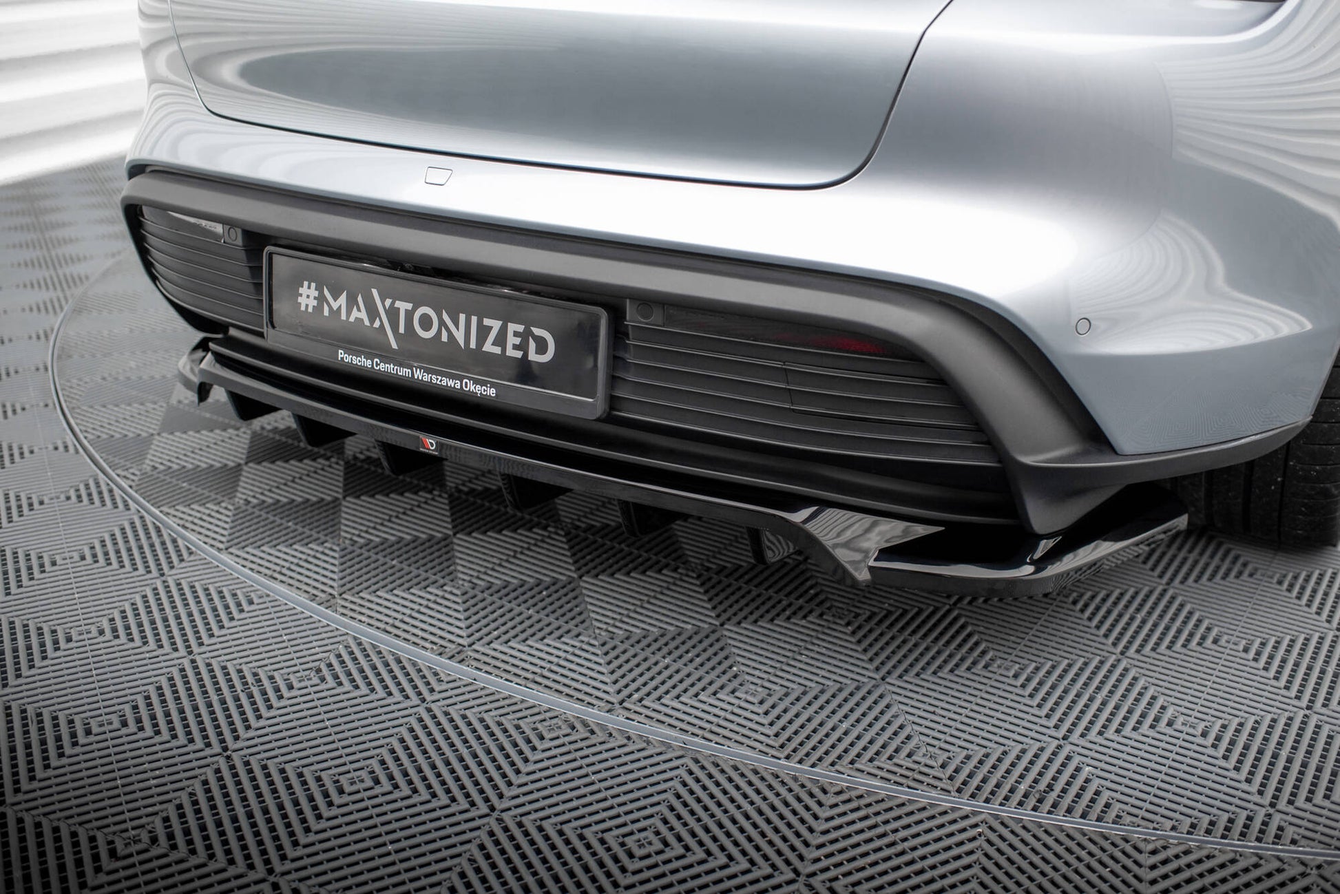 Mittlerer Cup Diffusor DTM Look Heck Ansatz für Porsche Taycan / Taycan 4 / Taycan 4S / Taycan GTS Mk1 schwarz Hochglanz
