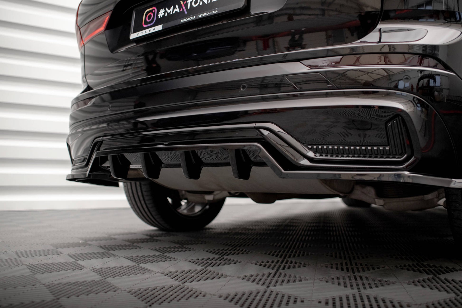 Mittlerer Cup Diffusor DTM Look Heck Ansatz für Volvo XC60 R-Design Mk2 Facelift schwarz Hochglanz