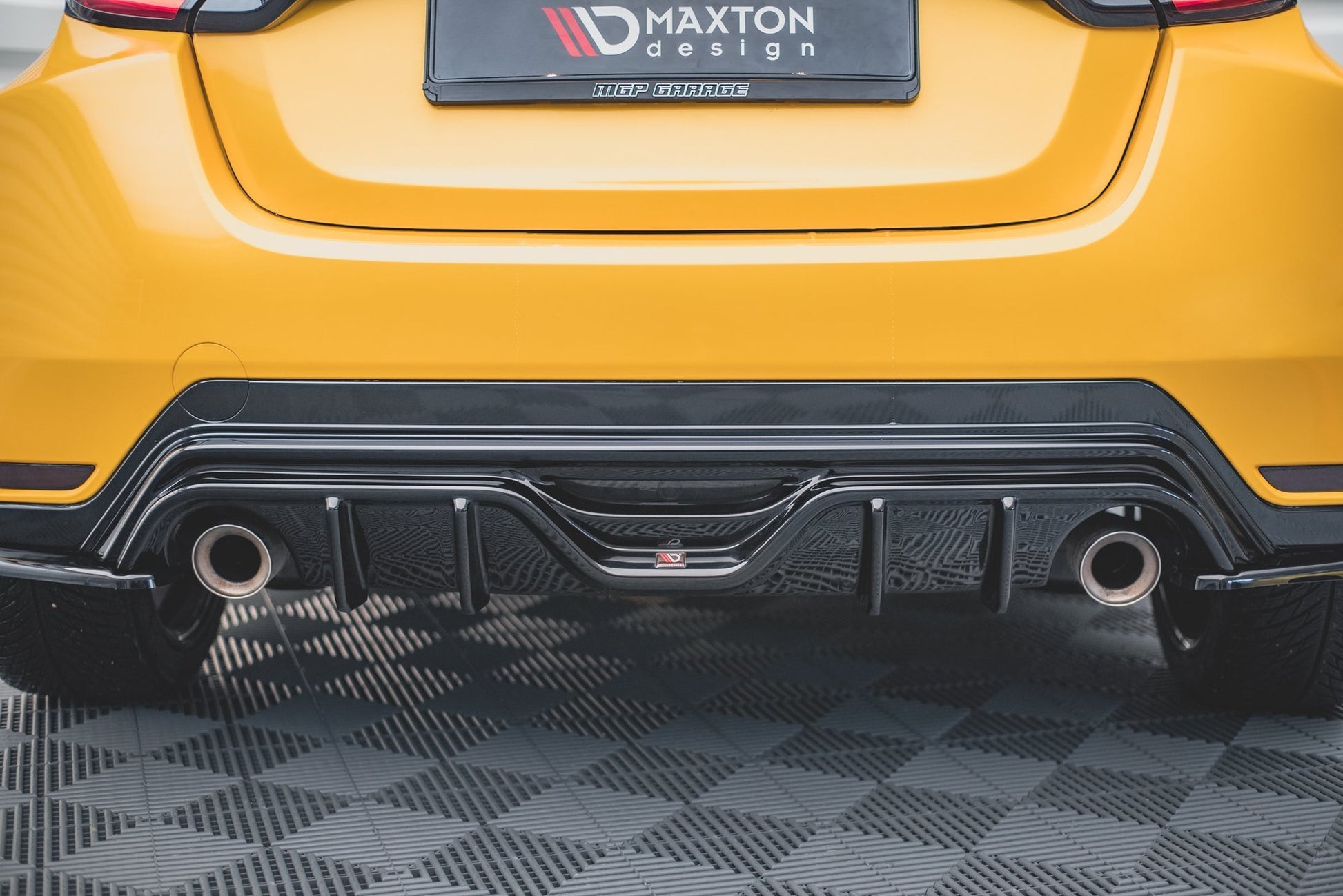 Diffusor Heck Ansatz für Toyota GR Yaris Mk4 schwarz Hochglanz