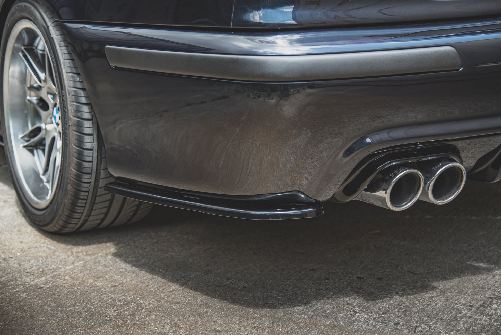 Heck Ansatz Flaps Diffusor für BMW M5  / 5 M-Paket E39 schwarz Hochglanz